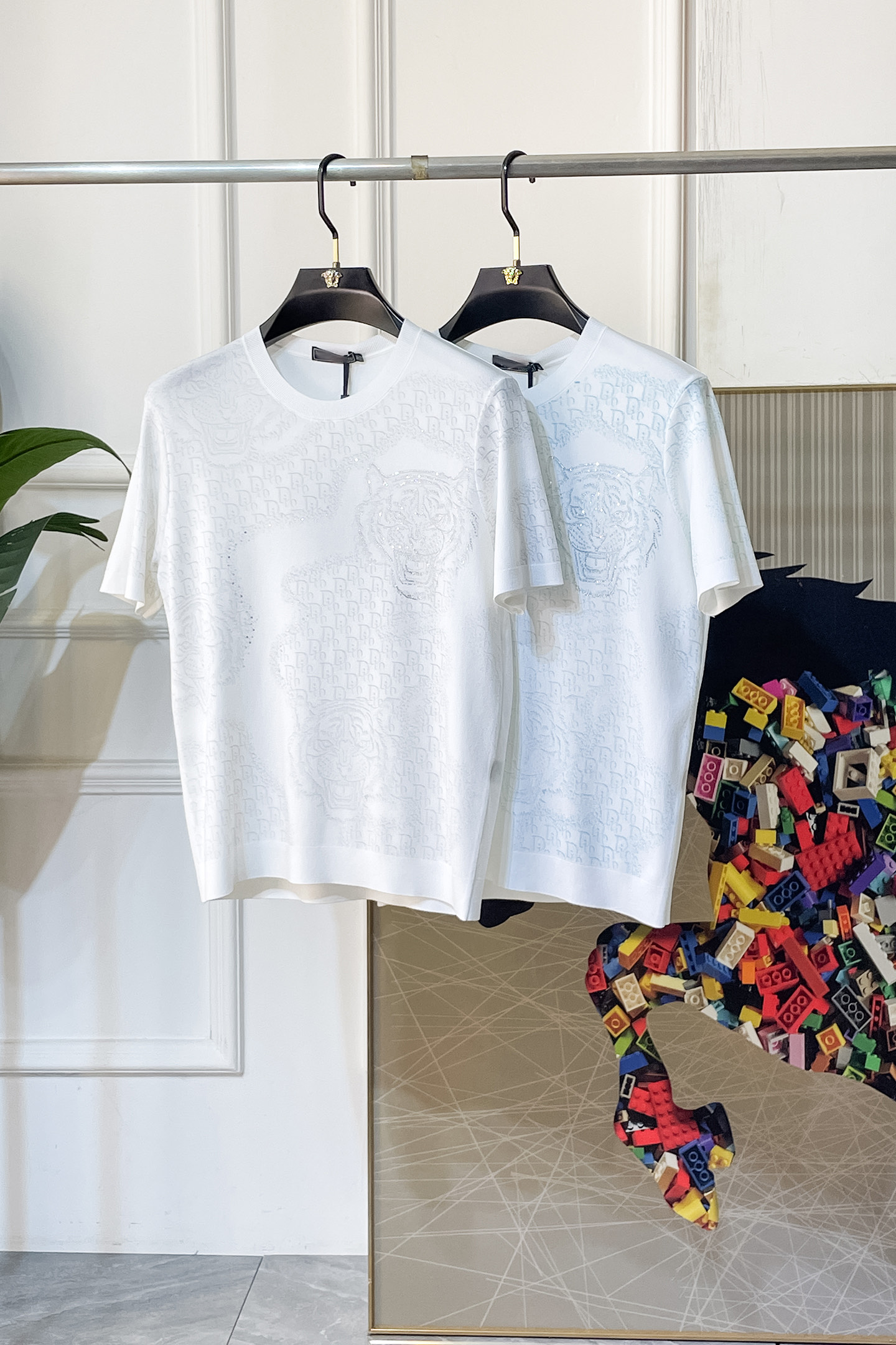 NO:733663,Dior - 2026ss Year of the Horse Spring and Summer's latest hot-selling boutique knitted short-sleeved T-shirt, made of custom imported soft Yilite fabrics, embellished with fashionable big-name element logos, breathable fabrics, delicate and soft texture, cool and smooth against the body. Moisture-wicking, simple and elegant yet fashionable, three-dimensional tailoring, super stylish upper body!  A must-have for fashionistas, sizes M-3XL, can be worn up to 190 pounds!  ,,dior,T-shirt,tees,t-shirt,19860909迪奥 - 2026ss马年春夏最新大爆款精品针织短袖T恤,定制进口轻柔伊力特面料,时尚大牌元素logo点缀,会呼吸的面料,质感细腻柔软,贴身冰爽顺滑.吸湿排汗,简约大方又不失时尚,版型立体裁剪,上身超有型！时尚潮人必备款 尺码M-3XL 最大可穿可穿190斤！,,dior,T-shirt,tees，t-shirt,,Men's clothing