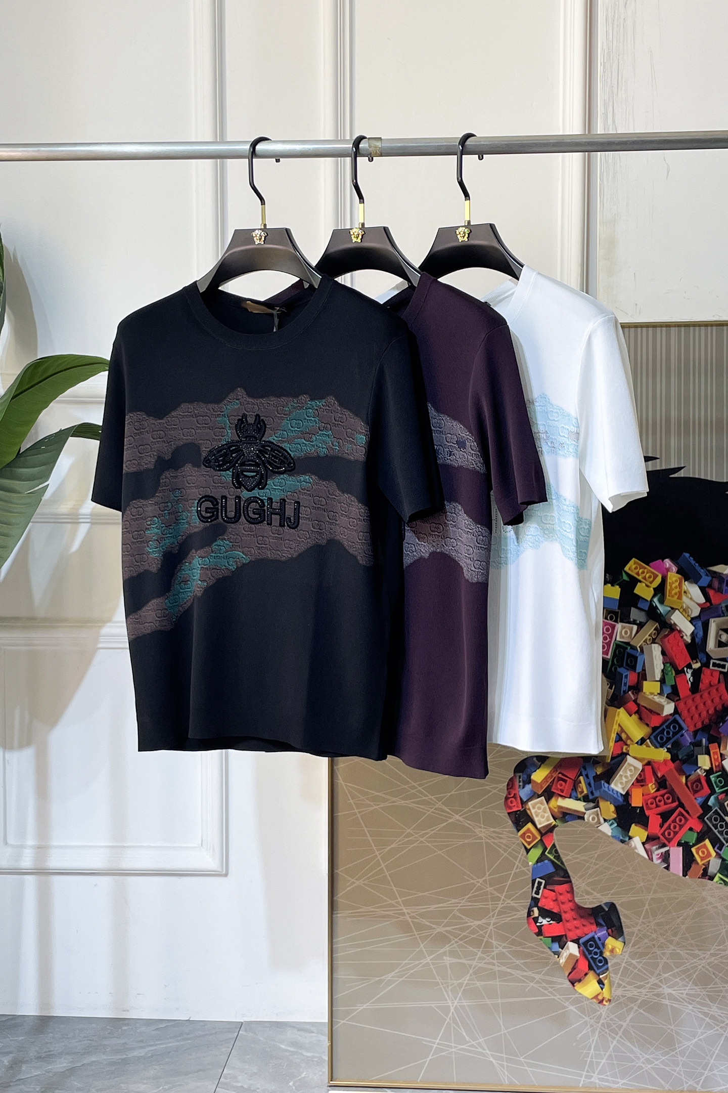 NO:733658,Gucci - 2026ss Year of the Horse Spring and Summer's latest hot-selling high-quality knitted short-sleeved T-shirt, customized imported soft Yilite fabric, embellished with fashionable big-name element logos, breathable fabric, delicate and soft texture, cool and smooth against the body. Moisture-wicking, simple and generous yet fashionable, three-dimensional tailoring, super stylish upper body!  A must-have for fashionistas, sizes M-3XL, can be worn up to 190 pounds!  ,,T-shirt,tees,t-shirt,19860909古奇 - 2026ss马年春夏最新大爆款精品针织短袖T恤,定制进口轻柔伊力特面料,时尚大牌元素logo点缀,会呼吸的面料,质感细腻柔软,贴身冰爽顺滑.吸湿排汗,简约大方又不失时尚,版型立体裁剪,上身超有型！时尚潮人必备款 尺码M-3XL 最大可穿可穿190斤！,,T-shirt,tees，t-shirt,,Men's clothing