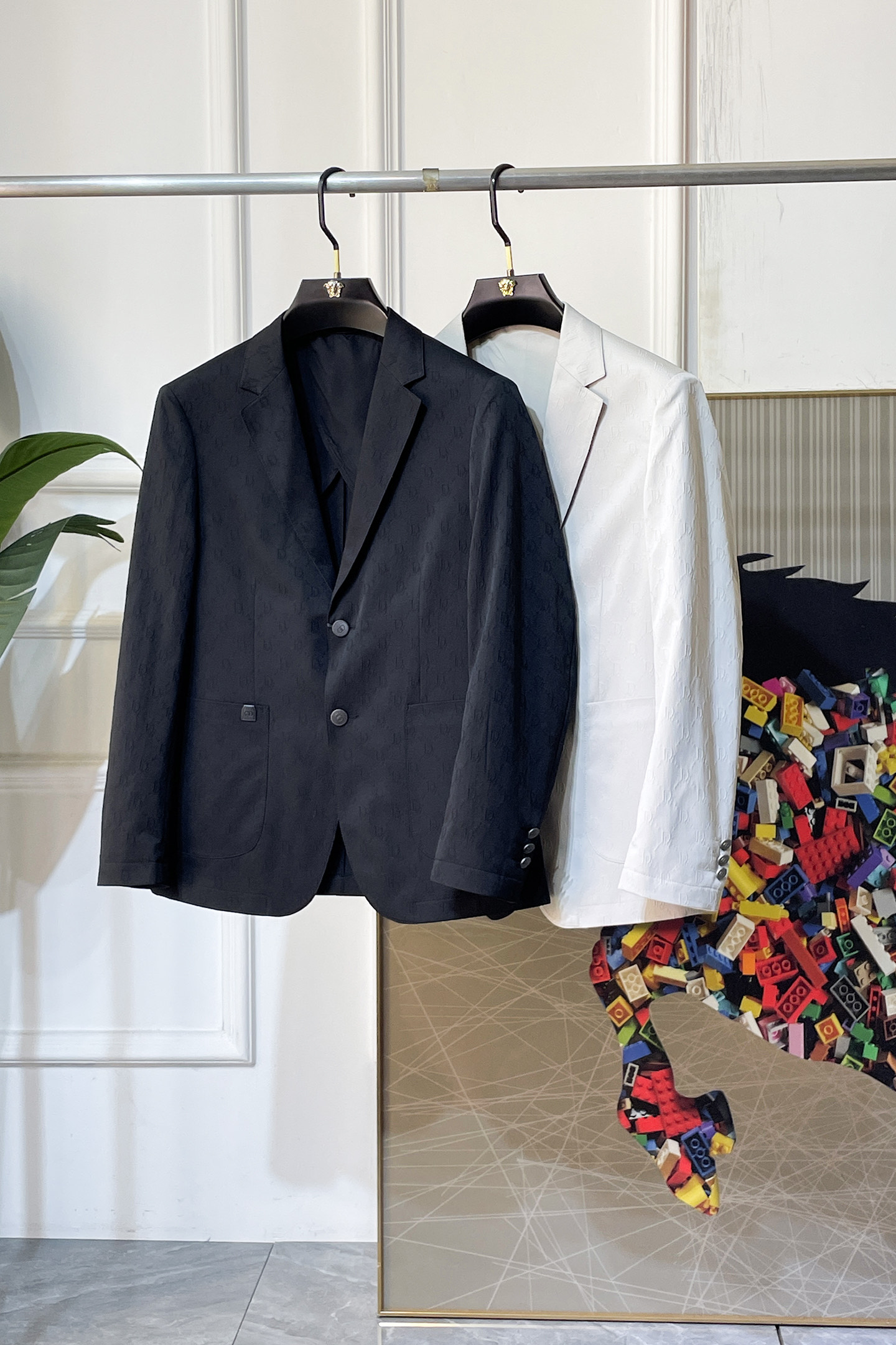 NO:736084,Dior - 2026ss spring hot style casual suit jacket. The most fashionable and simple design, elegant and decent, casual and exquisite. Fabric This technology customized polyester fabric, not a traditional design, more youthful and fashionable. The details are very particular. The upper body effect is a regular style but the tailoring is very special. The effect is not loose or slim. It is moderate. No matter whether you are fat or thin, there are different styles. Sizes 48-56, dior, jackets & coats, business suit,19860909迪奥 - 2026ss春装大爆款休闲西装外套 最为时尚简约设计,大气得体,随意中凸显精致.面料 此款科技定制聚酯纤维面料, 不是传统的设计 更加显得年轻时尚 细节 非常讲究 上身效果属于常规款但是剪裁非常特别 效果并不是宽松 也不是修身 属于适中 无论胖瘦穿上身 都有不同的风格尺码48-56,,dior,jackets & coats,business suit,,Men's clothing