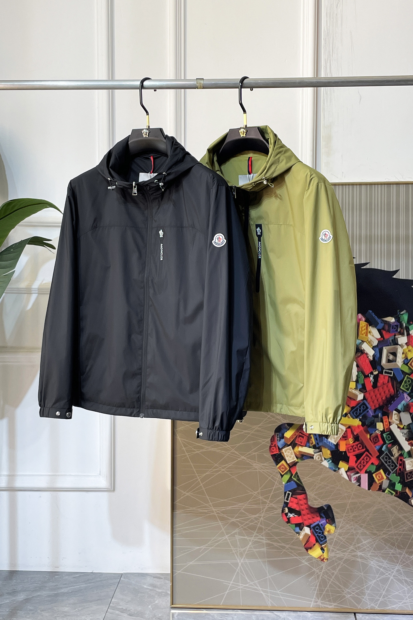 NO:736062,Mengkou - 2026ss Spring Spring Jacket for the Year of the Horse, customized with high-quality polyester fiber fabric!  Logo design with top fashion big-name elements, complete with three standards!  Original hardware accessories, smooth lines, exquisite craftsmanship, awesome upper body shape, comfortable fabrics, windproof and warm, it is very fashionable, handsome and a must-have for casual and fashionable men with any combination!  Sizes M-3XL can fit up to 190 pounds!  ,,Moncler,jackets & coats,jackets & coats,19860909蒙口 - 2026ss马年贺岁款春装夹克外套,定制高品质聚酯纤维面料！顶级时尚大牌元素logo设计,三标齐全！原版五金辅料,线条流畅,工艺精致,上身版型超赞,面料舒适,挡风保暖,随意搭配都非常时尚帅气休闲时尚男仕必备款哦！尺码M-3XL 最大穿190斤！,,Moncler,jackets & coats,jackets & coats,,Men's clothing