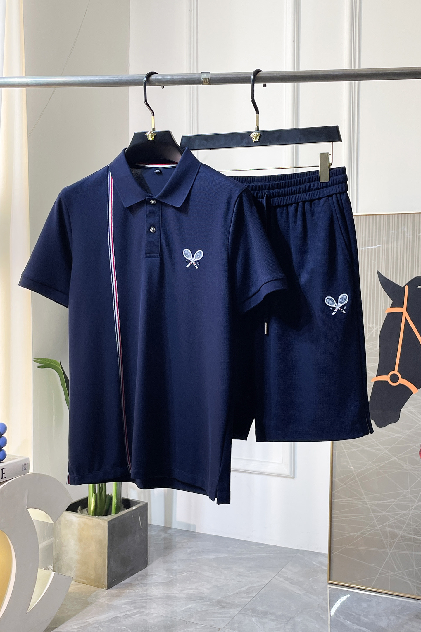 NO:744850,TB - 2026ss new spring casual short-sleeved suit for the Year of the Horse!  Celebrities’ favorite fashion-flavored casual suits are simple and elegant, designed with 11 craftsmanship on the official website!  Clean and neat tailoring, full of urban style. Exclusive top-grade customized fabrics are available. It feels soft and dry, and the upper body effect is crisp and stylish. The three-dimensional cutting technology and the version are of high standards and suitable for the benefits!  It is not tight at all, and you feel good when you put it on. With so many top-quality raw materials, it creates a high-end product with unparalleled value. It is the first choice for high-end fashion people with complete three standards, and the upper body effect is super good-looking!  Size M-3XL,,T-shirt,19860909TB - 2026ss马年春装新品休闲短袖套装！明星最爱时装味休闲套装 简单大方,官网11工艺设计！干净利落剪裁 都市风十足 可供独家顶级定制面料,手感软糯干爽,上身效果挺括有型.立体裁剪工艺,版型上都是高标准,恰当好处的廓型版！又恰恰不紧绷,穿上心情就好,如此众多的顶级原料,打造出价值感无与伦比的高端产品,三标齐全高端潮流时尚人士首选,上身效果超级好看！码数M-3XL,,T-shirt,,Men's clothing