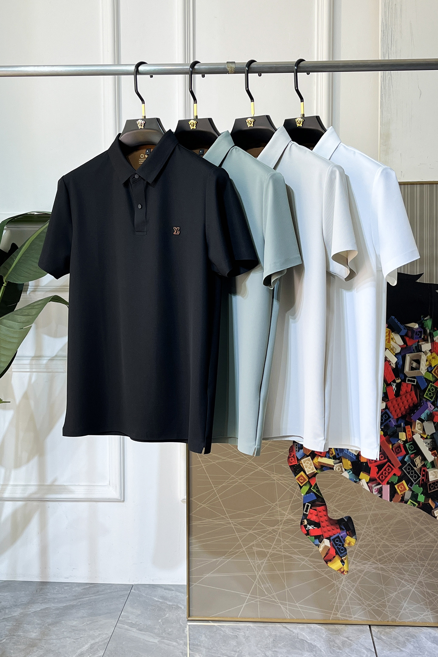 NO:744936,LV - 2026ss new spring and summer new polo collar short-sleeved series for the Year of the Horse. Selected high-quality long-staple cotton fabrics, fashionable big-name element logo design, awesome upper body shape, fine, comfortable and breathable fabrics, super good-looking with any combination, a must-have for fashionable men!  Sizes M-4XL can fit up to 200 pounds!  ,,louis vuitton,T-shirt,19860909LV - 2026ss马年春夏新款polo领短袖系列.精选优质长绒棉面料,时尚大牌元素logo设计,上身版型超赞,面料细腻舒适透气,随意搭配都超级好看时尚型男必备款哦！尺码M-4XL 最大可穿200斤！,,louis vuitton,T-shirt,,Men's clothing