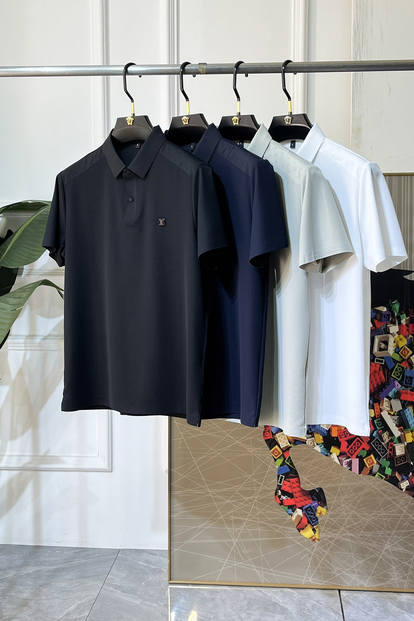 NO:849291,LV - 2026ss new spring and summer new polo collar short-sleeved series for the Year of the Horse. Selected high-quality long-staple cotton fabrics, fashionable big-name element logo design, awesome upper body shape, fine, comfortable and breathable fabrics, super good-looking with any combination, a must-have for fashionable men!  Sizes M-4XL can fit up to 200 pounds!  ,,louis vuitton,T-shirt,19860909LV - 2026ss马年春夏新款polo领短袖系列.精选优质长绒棉面料,时尚大牌元素logo设计,上身版型超赞,面料细腻舒适透气,随意搭配都超级好看时尚型男必备款哦！尺码M-4XL 最大可穿200斤！,,louis vuitton,T-shirt,,Men's clothing