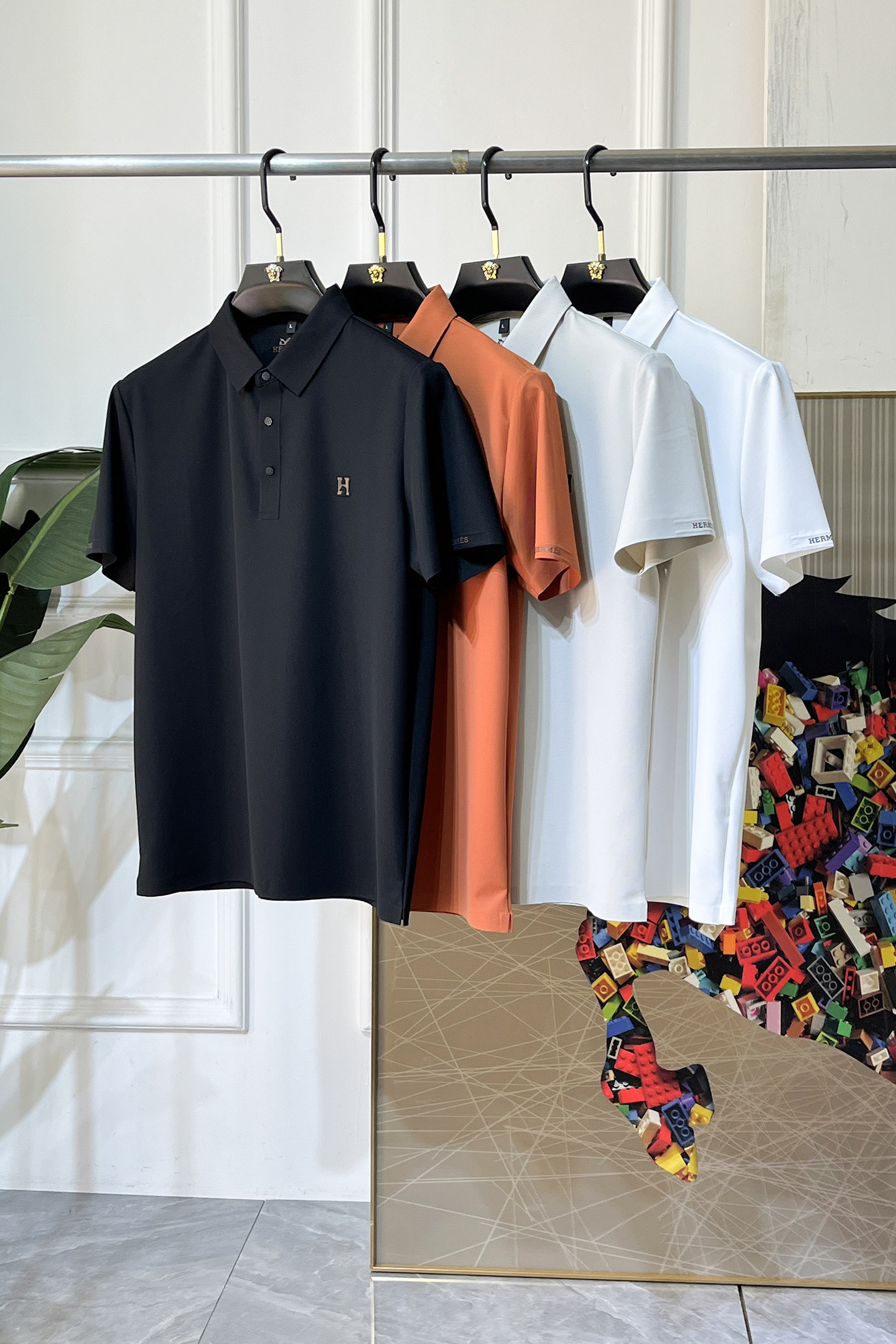 NO:744941,Hermès - 2026ss Year of the Horse spring and summer new polo collar short-sleeved series. Selected high-quality long-staple cotton fabrics, fashionable big-name element logo design, awesome upper body shape, fine, comfortable and breathable fabrics, super good-looking with any combination, a must-have for fashionable men!  Sizes M-4XL can fit up to 200 pounds!  ,,hermes,T-shirt,19860909爱玛仕 - 2026ss马年春夏新款polo领短袖系列.精选优质长绒棉面料,时尚大牌元素logo设计,上身版型超赞,面料细腻舒适透气,随意搭配都超级好看时尚型男必备款哦！尺码M-4XL 最大可穿200斤！,,hermes,T-shirt,,Men's clothing