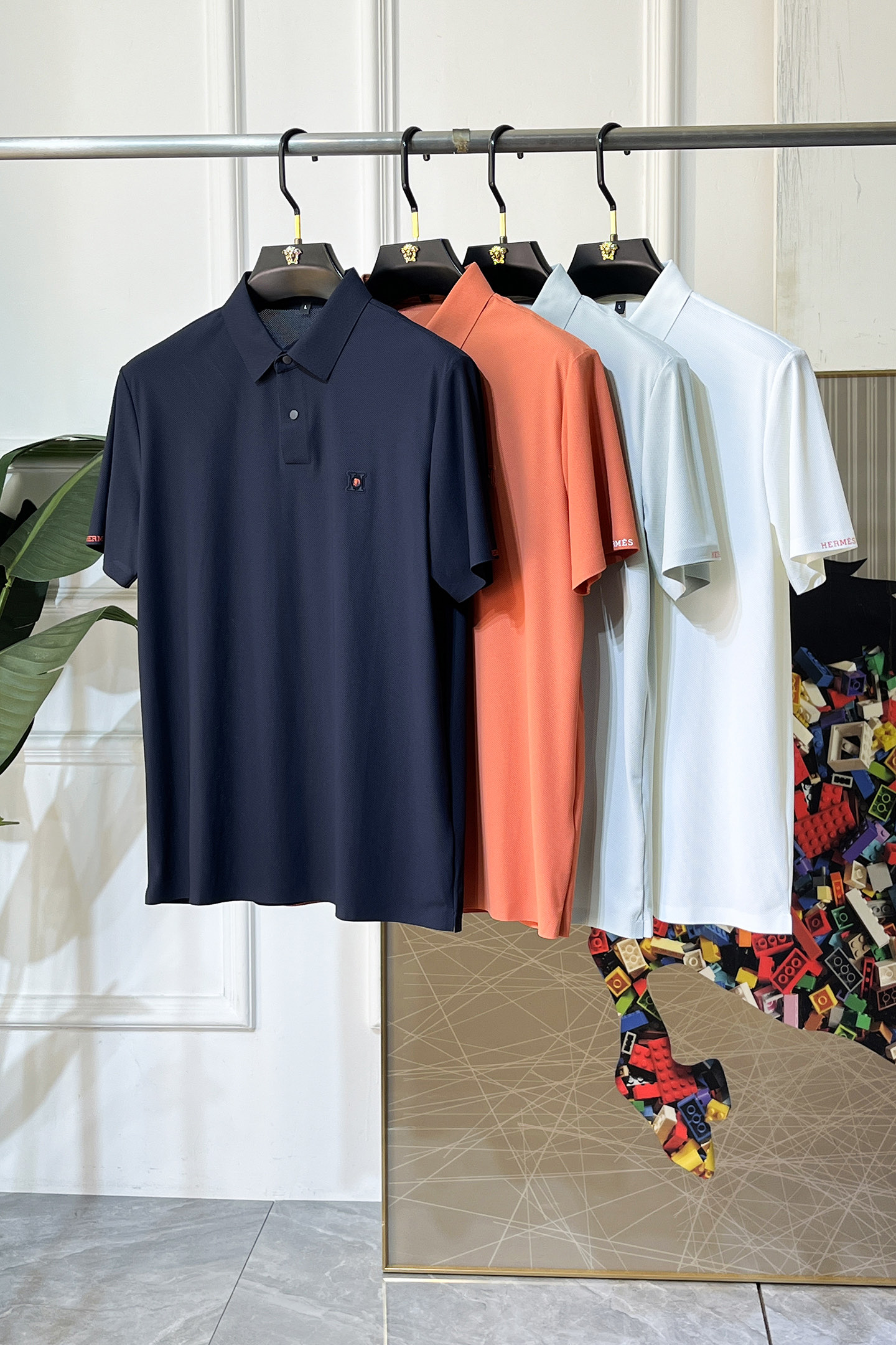 NO:849293,Hermès - 2026ss Year of the Horse spring and summer new polo collar short-sleeved series. Selected high-quality long-staple cotton fabrics, fashionable big-name element logo design, awesome upper body shape, fine, comfortable and breathable fabrics, super good-looking with any combination, a must-have for fashionable men!  Sizes M-4XL can fit up to 200 pounds!  ,,hermes,T-shirt,19860909爱玛仕 - 2026ss马年春夏新款polo领短袖系列.精选优质长绒棉面料,时尚大牌元素logo设计,上身版型超赞,面料细腻舒适透气,随意搭配都超级好看时尚型男必备款哦！尺码M-4XL 最大可穿200斤！,,hermes,T-shirt,,Men's clothing
