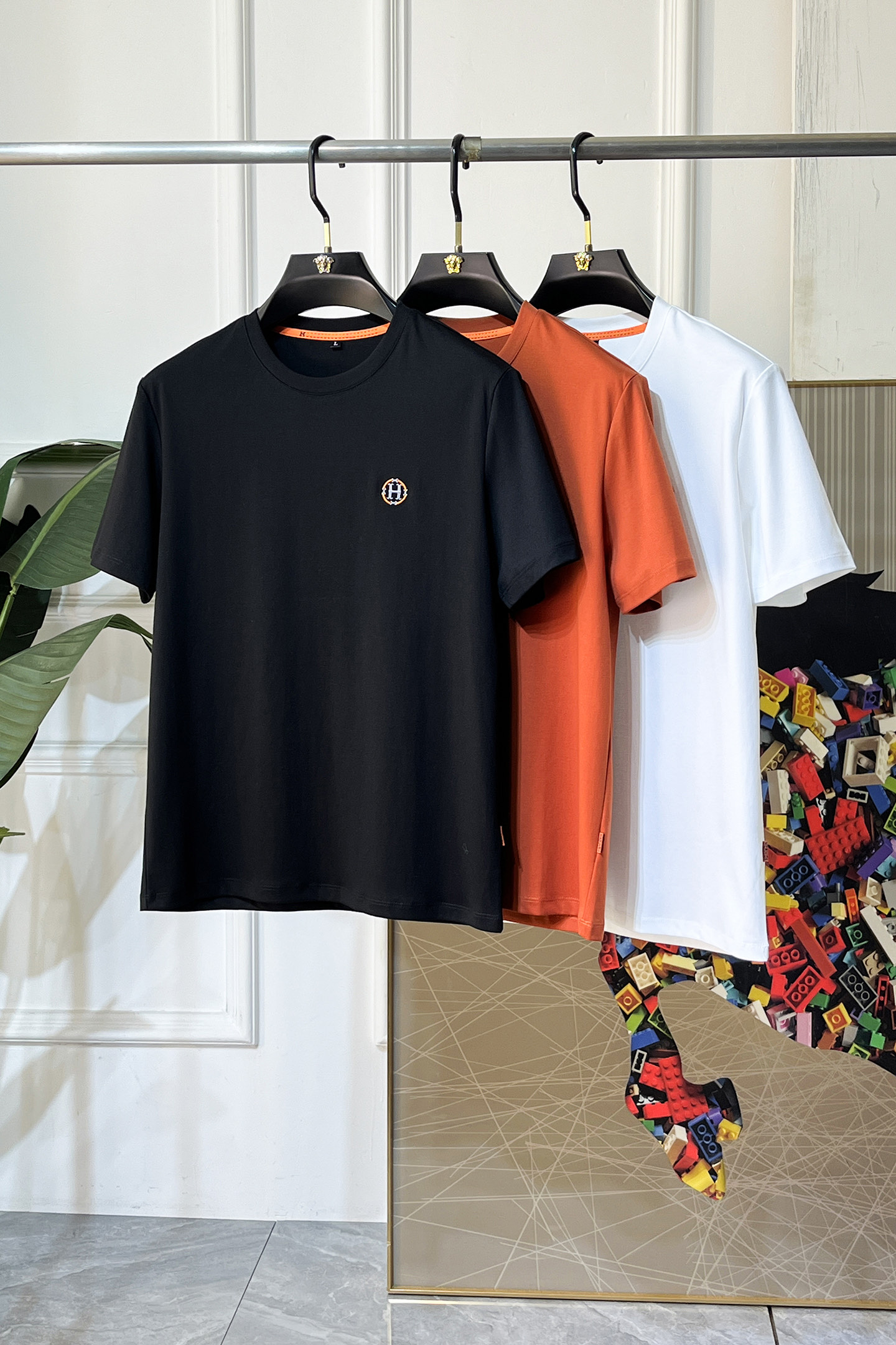 NO:744924,Hermès - 2026ss Year of the Horse Spring and Summer high-quality short-sleeved T-shirt. Official website synchronization. High-end quality. Customized top-grade Xinjiang long-staple cotton fabric, 1:1 production by top manufacturers, fashionable brand heavy craftsmanship logo design, soft and delicate feel. Skin-friendly and comfortable to wear. Versatile and casual. The upper body is very good. Handsome. A must-have for trendy men. Size M-4XL. Can wear up to 200 pounds!  ,,hermes,T-shirt,tees,t-shirt,19860909爱玛仕 - 2026ss马年贺岁款春夏精品短袖T恤 官网同步 高端品质 定制顶级新疆长绒棉面料,顶级大厂1:1制作,时尚大牌重工艺logo设计,手感柔软细腻 穿着亲肤舒适 百搭休闲 上身非常赞 帅气 潮男必备品 尺码M-4XL 最大可穿200斤！,,hermes,T-shirt,tees，t-shirt,,Men's clothing