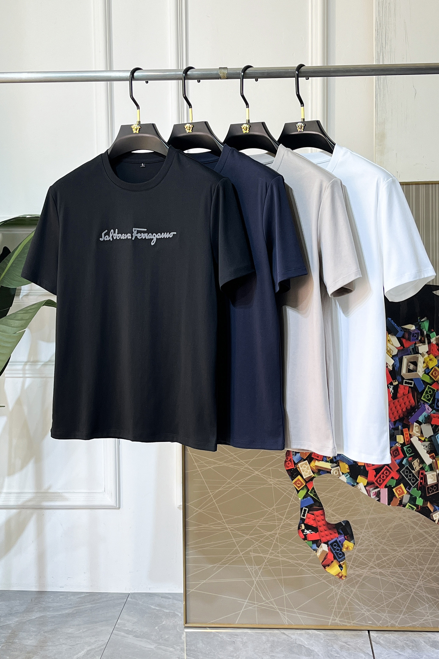 NO:776692,Ferragamo - 2026ss Year of the Horse Spring and Summer high-quality short-sleeved T-shirt. Official website synchronization. High-end quality. Customized top-grade Xinjiang long-staple cotton fabric, 1:1 production by top manufacturers, fashionable brand heavy craftsmanship logo design, soft and delicate feel. Skin-friendly and comfortable to wear. Versatile and casual. The upper body is very good. Handsome. A must-have for trendy men. Size M-4XL. Can wear up to 200 pounds!  ,,ferragamo,T-shirt,tees,t-shirt,19860909菲拉格慕 - 2026ss马年贺岁款春夏精品短袖T恤 官网同步 高端品质 定制顶级新疆长绒棉面料,顶级大厂1:1制作,时尚大牌重工艺logo设计,手感柔软细腻 穿着亲肤舒适 百搭休闲 上身非常赞 帅气 潮男必备品 尺码M-4XL 最大可穿200斤！,,ferragamo,T-shirt,tees，t-shirt,,Men's clothing