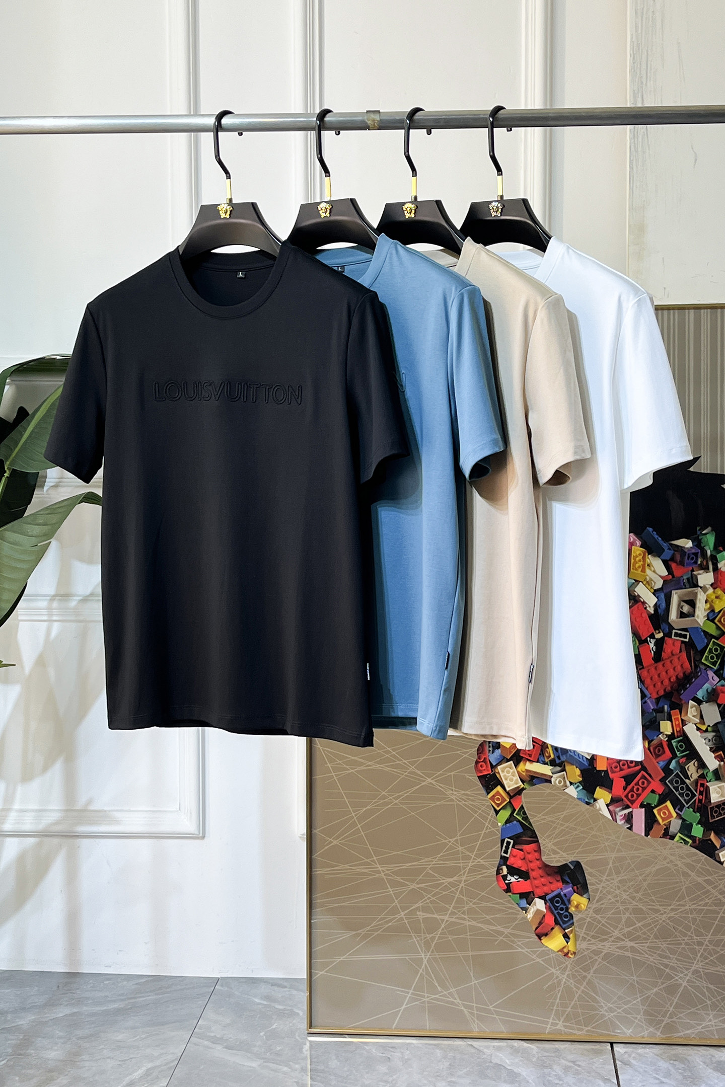 NO:776696,LV - 2026ss Spring and Summer high-quality short-sleeved T-shirt for the Year of the Horse. Official website synchronization. High-end quality. Customized top-grade Xinjiang long-staple cotton fabric, 1:1 production by top manufacturers, fashionable brand heavy craftsmanship logo design, soft and delicate feel. Skin-friendly and comfortable to wear. Versatile and casual. The upper body is very good. Handsome. A must-have for trendy men. Size M-4XL. Can wear up to 200 pounds!  ,,louis vuitton,T-shirt,tees,t-shirt,19860909LV - 2026ss马年贺岁款春夏精品短袖T恤 官网同步 高端品质 定制顶级新疆长绒棉面料,顶级大厂1:1制作,时尚大牌重工艺logo设计,手感柔软细腻 穿着亲肤舒适 百搭休闲 上身非常赞 帅气 潮男必备品 尺码M-4XL 最大可穿200斤！,,louis vuitton,T-shirt,tees，t-shirt,,Men's clothing