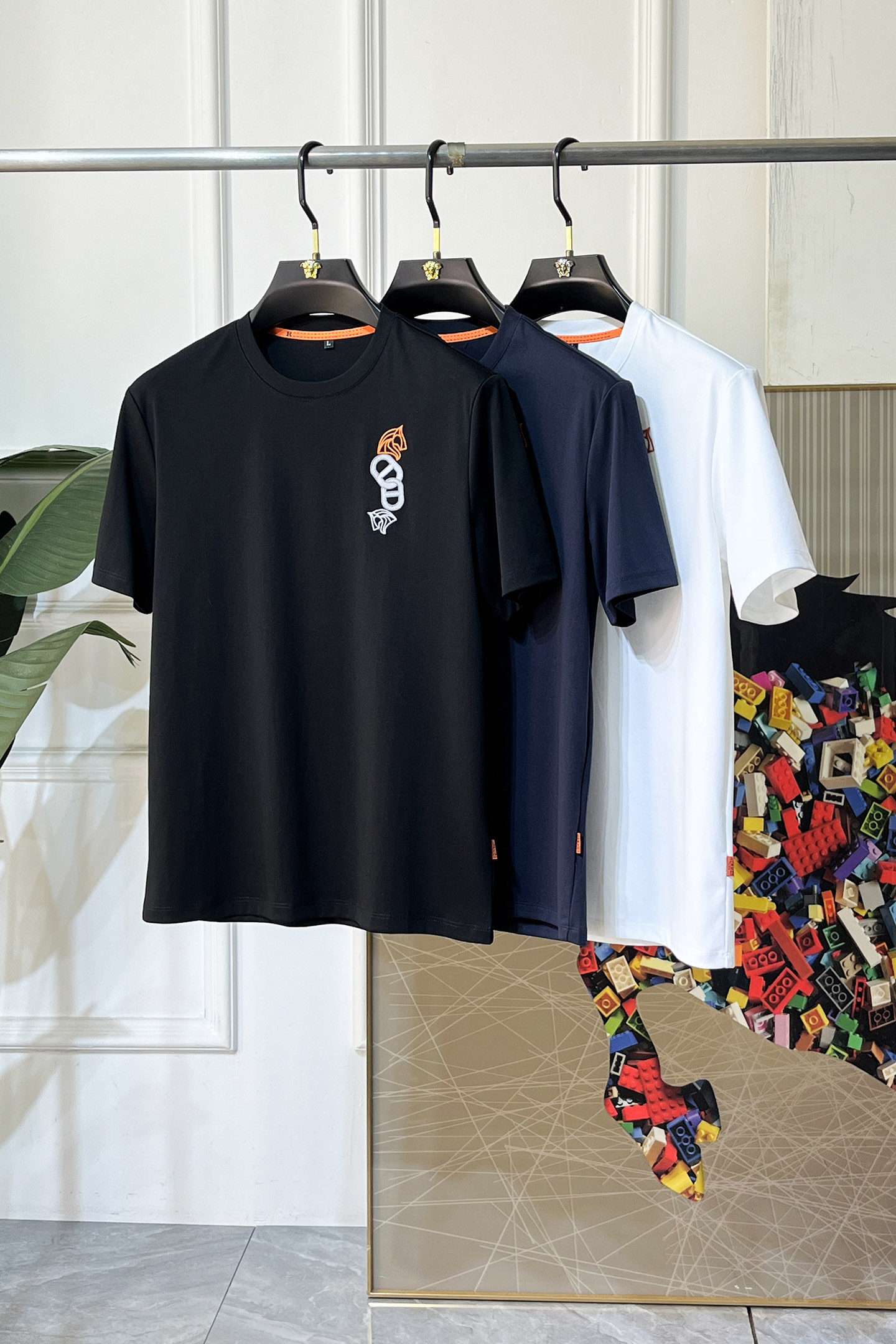 NO:736038,Hermès - 2026ss Year of the Horse Spring and Summer high-quality short-sleeved T-shirt. Official website synchronization. High-end quality. Customized top-grade Xinjiang long-staple cotton fabric, 1:1 production by top manufacturers, fashionable brand heavy craftsmanship logo design, soft and delicate feel. Skin-friendly and comfortable to wear. Versatile and casual. The upper body is very good. Handsome. A must-have for trendy men. Size M-4XL. Can wear up to 200 pounds!  ,,hermes,T-shirt,tees,t-shirt,19860909爱玛仕 - 2026ss马年贺岁款春夏精品短袖T恤 官网同步 高端品质 定制顶级新疆长绒棉面料,顶级大厂1:1制作,时尚大牌重工艺logo设计,手感柔软细腻 穿着亲肤舒适 百搭休闲 上身非常赞 帅气 潮男必备品 尺码M-4XL 最大可穿200斤！,,hermes,T-shirt,tees，t-shirt,,Men's clothing