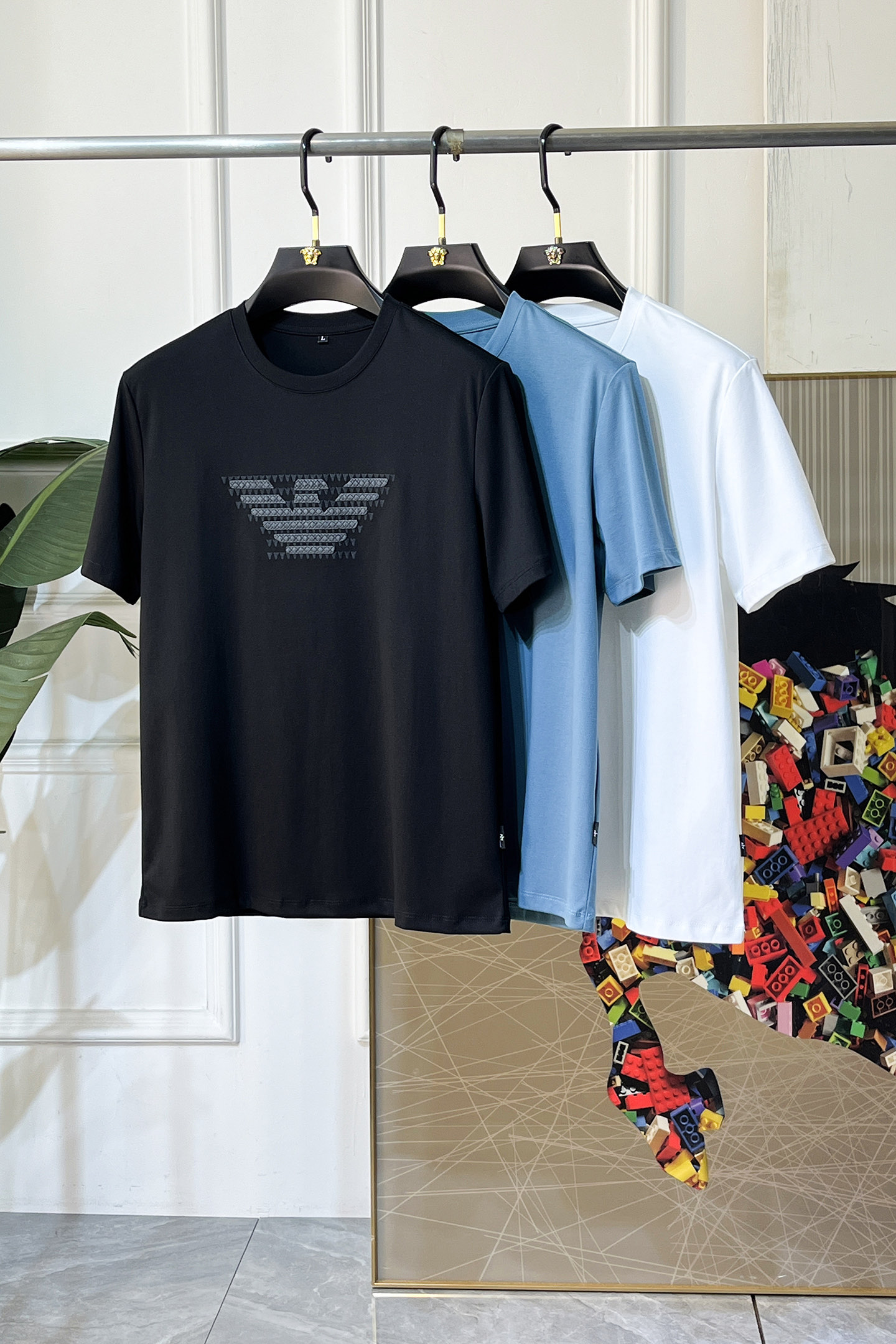 NO:736042,Armani - 2026ss Spring and Summer high-quality short-sleeved T-shirt for the Year of the Horse. Official website synchronization. High-end quality. Customized top-grade Xinjiang long-staple cotton fabric, 1:1 production by top manufacturers, fashionable brand heavy craftsmanship logo design, soft and delicate feel. Skin-friendly and comfortable to wear. Versatile and casual. The upper body is very good. Handsome. A must-have for trendy men. Size M-4XL. Can wear up to 200 pounds!  ,,armani,T-shirt,tees,t-shirt,19860909阿玛尼 - 2026ss马年贺岁款春夏精品短袖T恤 官网同步 高端品质 定制顶级新疆长绒棉面料,顶级大厂1:1制作,时尚大牌重工艺logo设计,手感柔软细腻 穿着亲肤舒适 百搭休闲 上身非常赞 帅气 潮男必备品 尺码M-4XL 最大可穿200斤！,,armani,T-shirt,tees，t-shirt,,Men's clothing