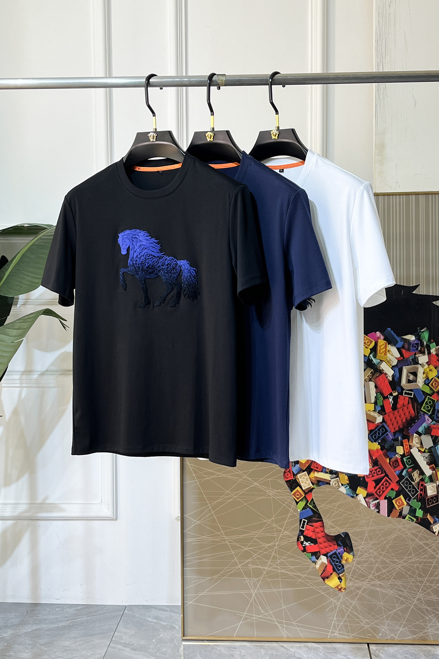 NO:776664,Hermès - 2026ss Year of the Horse Spring and Summer high-quality short-sleeved T-shirt. Official website synchronization. High-end quality. Customized top-grade Xinjiang long-staple cotton fabric, 1:1 production by top manufacturers, fashionable brand heavy craftsmanship logo design, soft and delicate feel. Skin-friendly and comfortable to wear. Versatile and casual. The upper body is very good. Handsome. A must-have for trendy men. Size M-4XL. Can wear up to 200 pounds!  ,,hermes,T-shirt,tees,t-shirt,19860909爱玛仕 - 2026ss马年贺岁款春夏精品短袖T恤 官网同步 高端品质 定制顶级新疆长绒棉面料,顶级大厂1:1制作,时尚大牌重工艺logo设计,手感柔软细腻 穿着亲肤舒适 百搭休闲 上身非常赞 帅气 潮男必备品 尺码M-4XL 最大可穿200斤！,,hermes,T-shirt,tees，t-shirt,,Men's clothing