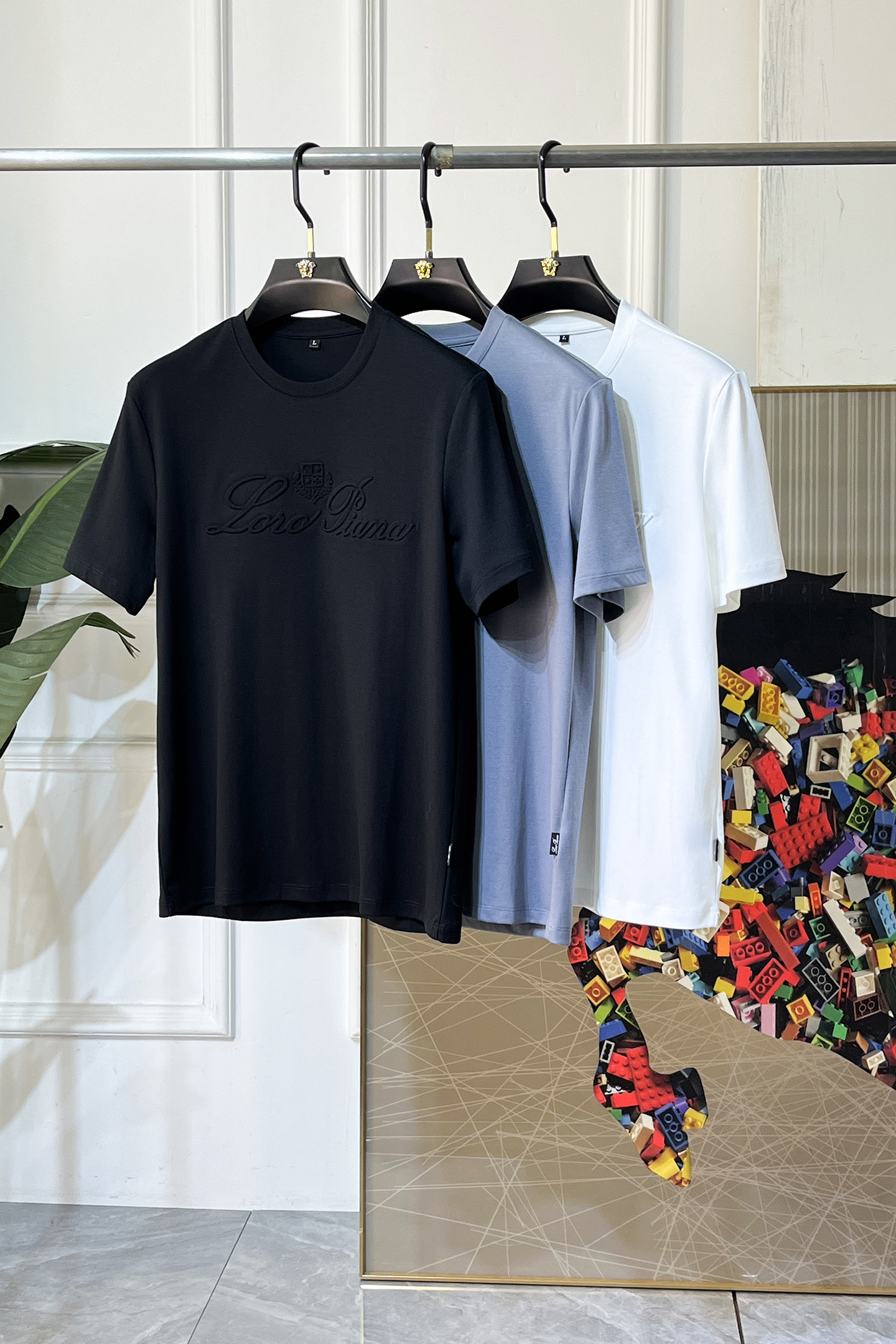 NO:744918,LP Nuoyo - 2026ss Spring and Summer high-quality short-sleeved T-shirt for the Year of the Horse. Official website synchronized. High-end quality. Customized top-grade Xinjiang long-staple cotton fabric, 1:1 production by top manufacturers, fashionable brand heavy craftsmanship logo design, soft and delicate feel. Skin-friendly and comfortable to wear. Versatile and casual. The upper body is very good. Handsome. A must-have for trendy men. Size M-4XL. Can wear up to 200 pounds!  ,,loro piana,T-shirt,tees,t-shirt,19860909LP诺悠 - 2026ss马年贺岁款春夏精品短袖T恤 官网同步 高端品质 定制顶级新疆长绒棉面料,顶级大厂1:1制作,时尚大牌重工艺logo设计,手感柔软细腻 穿着亲肤舒适 百搭休闲 上身非常赞 帅气 潮男必备品 尺码M-4XL 最大可穿200斤！,,loro piana,T-shirt,tees，t-shirt,,Men's clothing