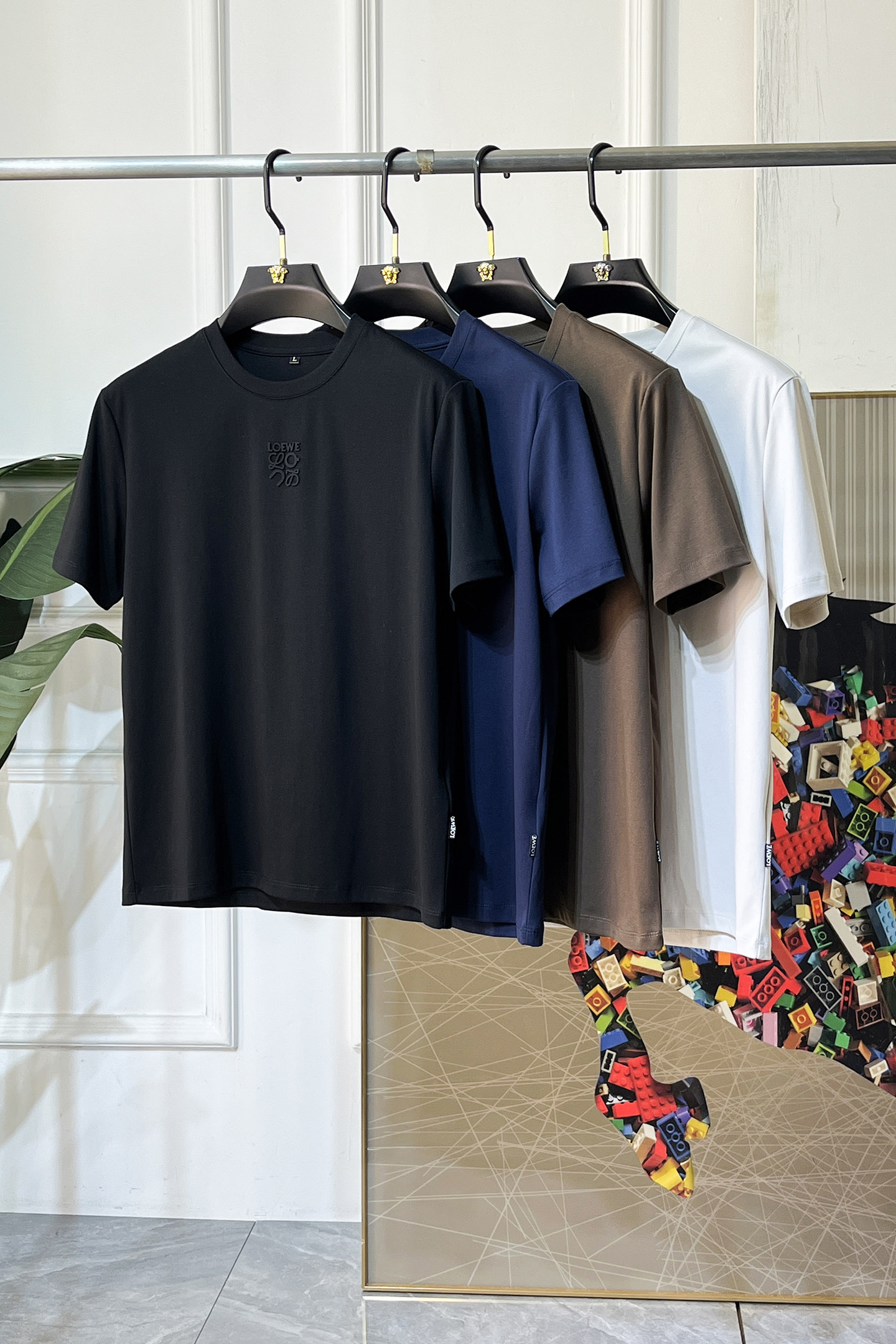 NO:776699,Luo Yiwei - 2026ss Year of the Horse Spring and Summer high-quality short-sleeved T-shirt. Official website synchronization. High-end quality. Customized top-grade Xinjiang long-staple cotton fabric, 1:1 production by top manufacturers, fashionable brand heavy craftsmanship logo design, soft and delicate feel. Skin-friendly and comfortable to wear. Versatile and casual. The upper body is very good. Handsome. A must-have for trendy men. Size M-4XL. Can wear up to 200 pounds!  ,,loewe,T-shirt,tees,t-shirt,19860909罗意威 - 2026ss马年贺岁款春夏精品短袖T恤 官网同步 高端品质 定制顶级新疆长绒棉面料,顶级大厂1:1制作,时尚大牌重工艺logo设计,手感柔软细腻 穿着亲肤舒适 百搭休闲 上身非常赞 帅气 潮男必备品 尺码M-4XL 最大可穿200斤！,,loewe,T-shirt,tees，t-shirt,,Men's clothing