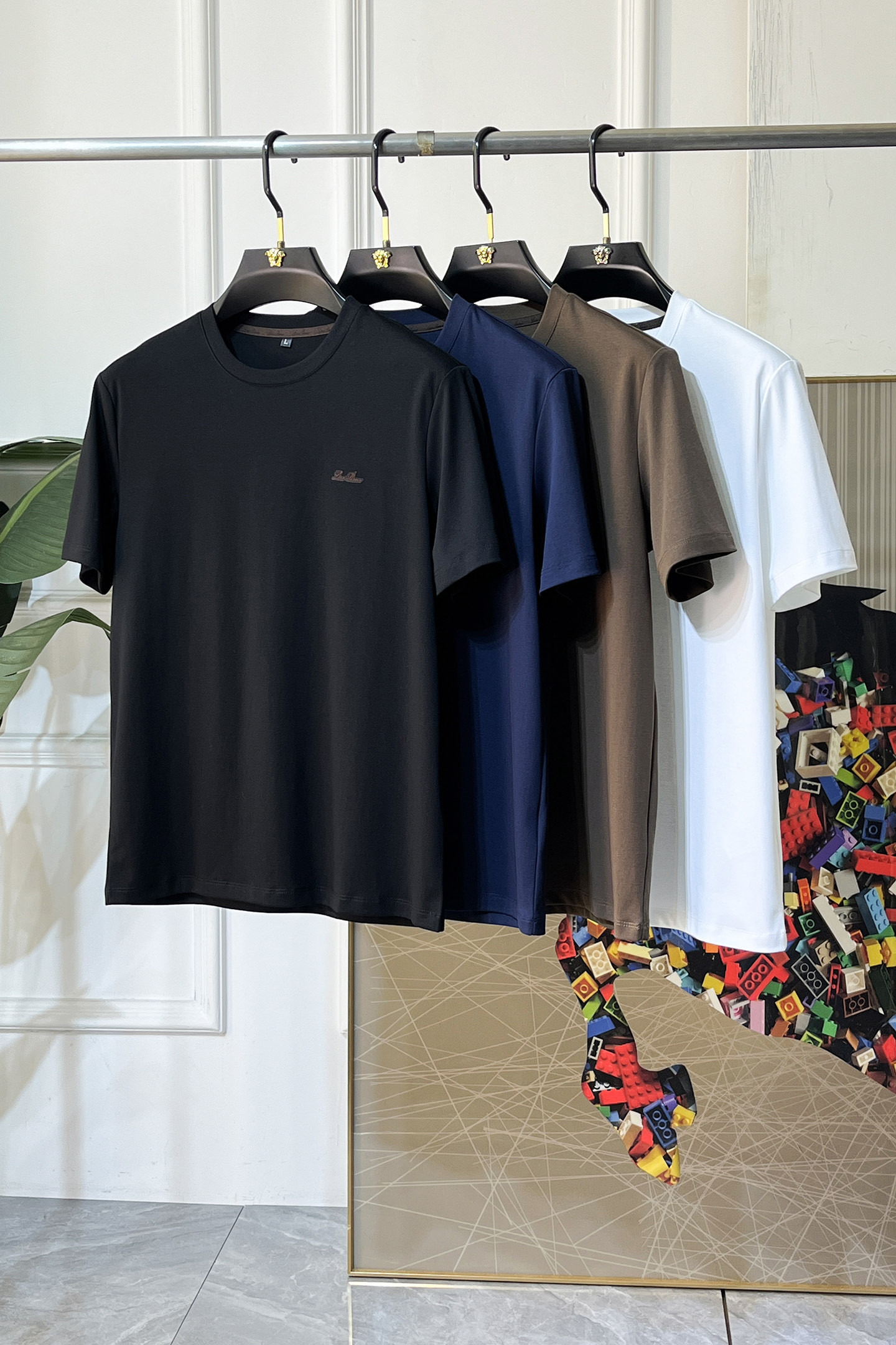 NO:776705,LP Nuoyo - 2026ss Spring and Summer high-quality short-sleeved T-shirt for the Year of the Horse. Official website synchronized. High-end quality. Customized top-grade Xinjiang long-staple cotton fabric, 1:1 production by top manufacturers, fashionable brand heavy craftsmanship logo design, soft and delicate feel. Skin-friendly and comfortable to wear. Versatile and casual. The upper body is very good. Handsome. A must-have for trendy men. Size M-4XL. Can wear up to 200 pounds!  ,,loro piana,T-shirt,tees,t-shirt,19860909LP诺悠 - 2026ss马年贺岁款春夏精品短袖T恤 官网同步 高端品质 定制顶级新疆长绒棉面料,顶级大厂1:1制作,时尚大牌重工艺logo设计,手感柔软细腻 穿着亲肤舒适 百搭休闲 上身非常赞 帅气 潮男必备品 尺码M-4XL 最大可穿200斤！,,loro piana,T-shirt,tees，t-shirt,,Men's clothing