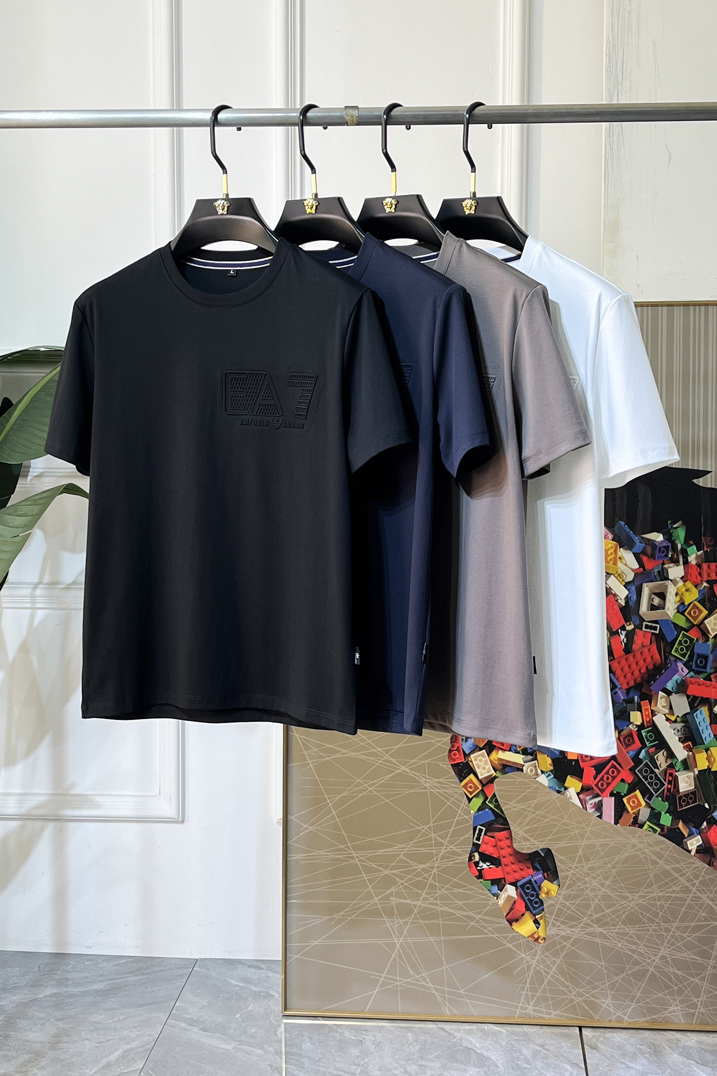 NO:746470,Armani - 2026ss Spring and Summer high-quality short-sleeved T-shirt for the Year of the Horse. Official website synchronization. High-end quality. Customized top-grade Xinjiang long-staple cotton fabric, 1:1 production by top manufacturers, fashionable brand heavy craftsmanship logo design, soft and delicate feel. Skin-friendly and comfortable to wear. Versatile and casual. The upper body is very good. Handsome. A must-have for trendy men. Size M-4XL. Can wear up to 200 pounds!  ,,armani,T-shirt,tees,t-shirt,19860909阿玛尼- 2026ss马年贺岁款春夏精品短袖T恤 官网同步 高端品质 定制顶级新疆长绒棉面料,顶级大厂1:1制作,时尚大牌重工艺logo设计,手感柔软细腻 穿着亲肤舒适 百搭休闲 上身非常赞 帅气 潮男必备品 尺码M-4XL 最大可穿200斤！,,armani,T-shirt,tees，t-shirt,,Men's clothing