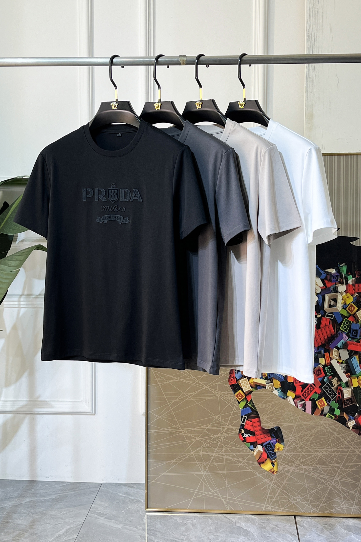 NO:746444,Prada - 2026ss Spring and Summer high-quality short-sleeved T-shirt for the Year of the Horse. Official website synchronization. High-end quality. Customized top-grade Xinjiang long-staple cotton fabric, 1:1 production by top manufacturers, fashionable brand heavy craftsmanship logo design, soft and delicate feel. Skin-friendly and comfortable to wear. Versatile and casual. The upper body is very good. Handsome. A must-have for trendy men. Size M-4XL. Can wear up to 200 pounds!  ,,prada,T-shirt,tees,t-shirt,19860909普拉达- 2026ss马年贺岁款春夏精品短袖T恤 官网同步 高端品质 定制顶级新疆长绒棉面料,顶级大厂1:1制作,时尚大牌重工艺logo设计,手感柔软细腻 穿着亲肤舒适 百搭休闲 上身非常赞 帅气 潮男必备品 尺码M-4XL 最大可穿200斤！,,prada,T-shirt,tees，t-shirt,,Men's clothing