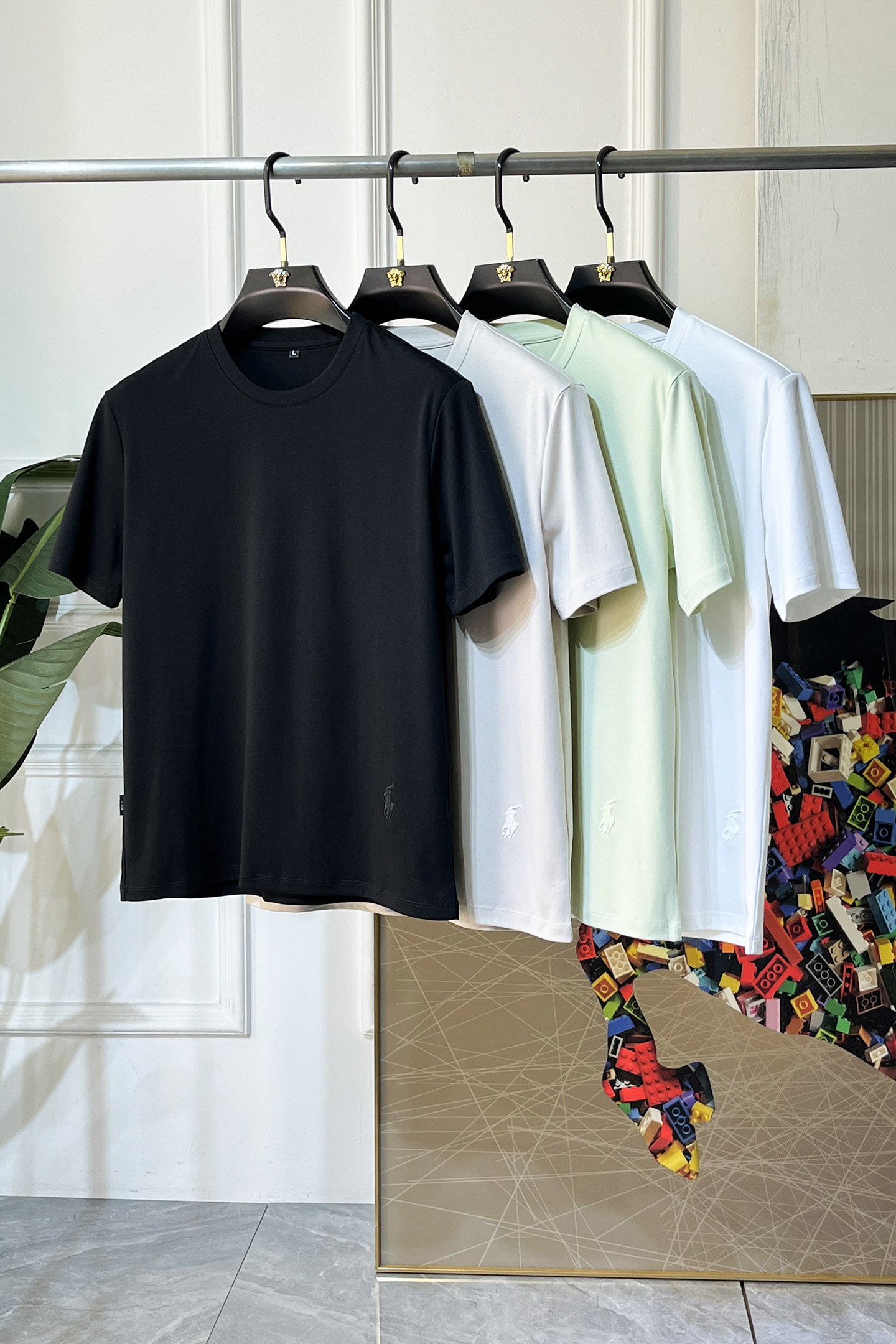 NO:746447,Paul - 2026ss Spring and Summer high-quality short-sleeved T-shirt for the Year of the Horse, synchronized with the official website, high-end quality, customized top-grade Xinjiang long-staple cotton fabric, 1:1 production by top manufacturers, fashionable brand heavy craftsmanship logo design, soft and delicate feel, skin-friendly and comfortable to wear, versatile and casual, the upper body is very good, handsome, a must-have for trendy men, size M-4XL, can wear up to 200 pounds!  ,,T-shirt,tees,t-shirt,19860909保罗- 2026ss马年贺岁款春夏精品短袖T恤 官网同步 高端品质 定制顶级新疆长绒棉面料,顶级大厂1:1制作,时尚大牌重工艺logo设计,手感柔软细腻 穿着亲肤舒适 百搭休闲 上身非常赞 帅气 潮男必备品 尺码M-4XL 最大可穿200斤！,,T-shirt,tees，t-shirt,,Men's clothing