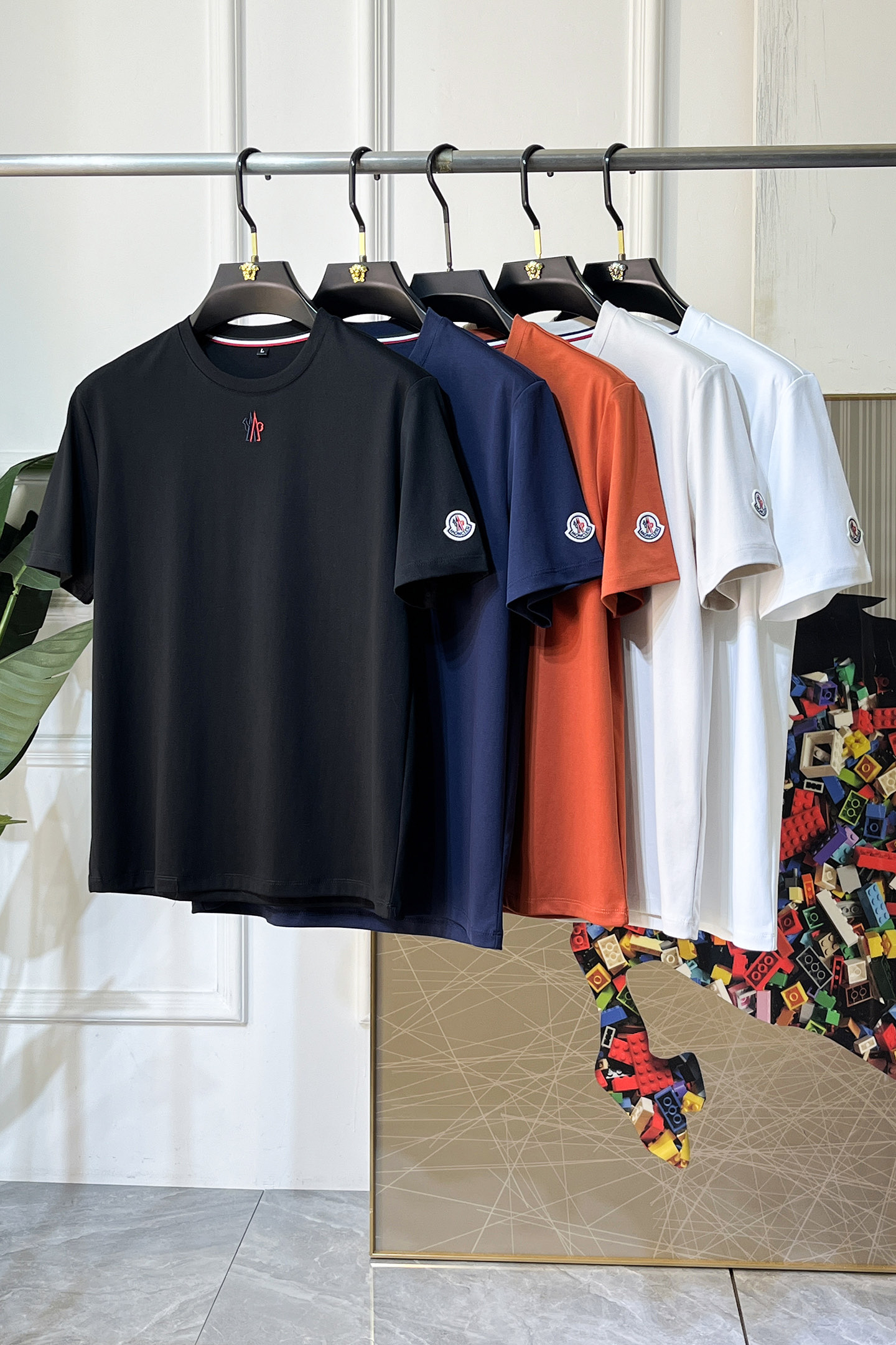 NO:736033,Meng Mouth - 2026ss Year of the Horse spring and summer high-quality short-sleeved T-shirts. Official website synchronization. High-end quality. Customized top-grade Xinjiang long-staple cotton fabric, 1:1 production by top manufacturers, fashionable big-name heavy craftsmanship logo design, soft and delicate feel. Skin-friendly and comfortable to wear. Versatile and casual. The upper body is very good. Handsome. A must-have for trendy men. Size M-4XL. Can wear up to 200 pounds!  ,,Moncler,T-shirt,tees,t-shirt,19860909蒙口 - 2026ss马年贺岁款春夏精品短袖T恤 官网同步 高端品质 定制顶级新疆长绒棉面料,顶级大厂1:1制作,时尚大牌重工艺logo设计,手感柔软细腻 穿着亲肤舒适 百搭休闲 上身非常赞 帅气 潮男必备品 尺码M-4XL 最大可穿200斤！,,Moncler,T-shirt,tees，t-shirt,,Men's clothing