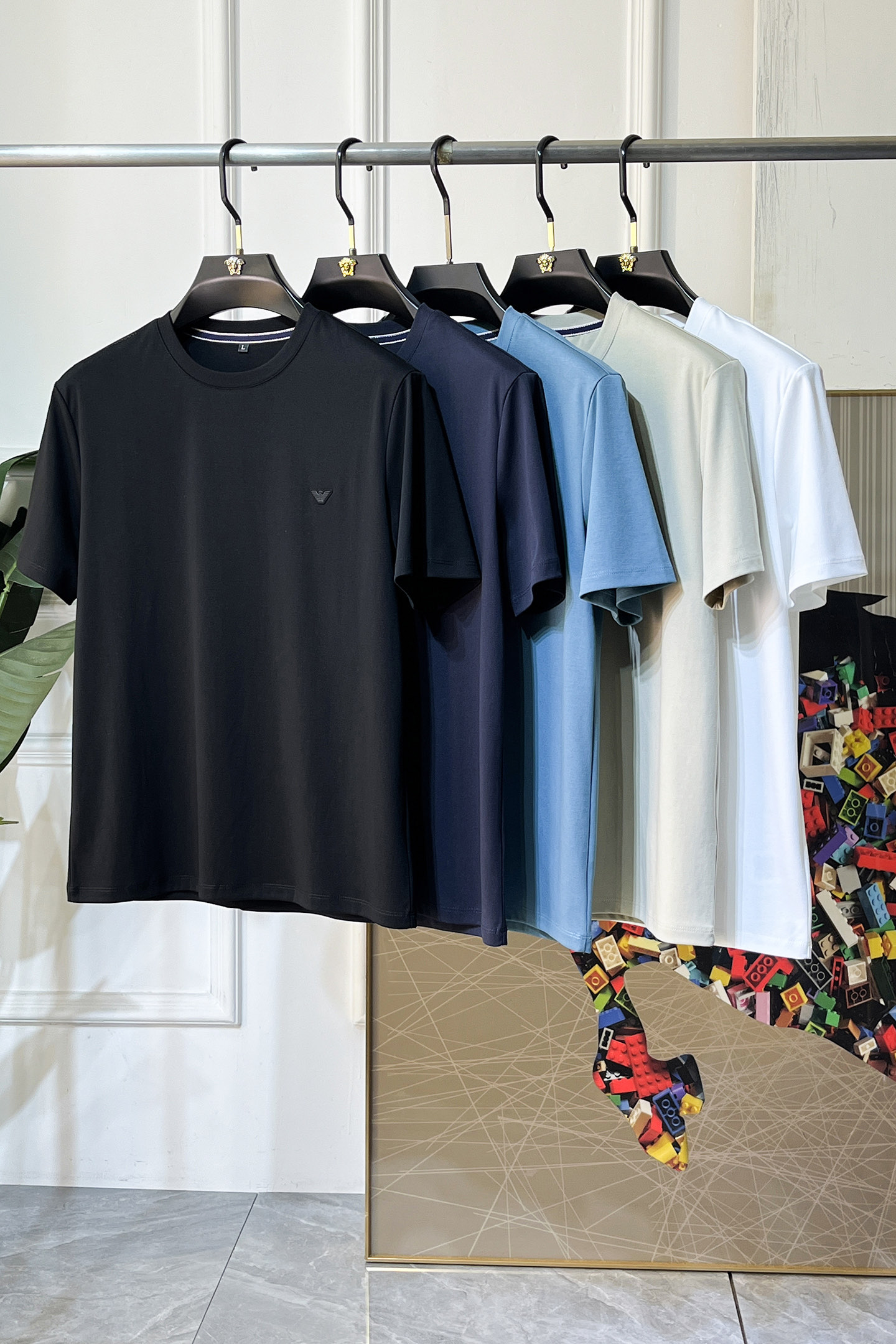 NO:774124,Armani - 2026ss Spring and Summer high-quality short-sleeved T-shirt for the Year of the Horse. Official website synchronization. High-end quality. Customized top-grade Xinjiang long-staple cotton fabric, 1:1 production by top manufacturers, fashionable brand heavy craftsmanship logo design, soft and delicate feel. Skin-friendly and comfortable to wear. Versatile and casual. The upper body is very good. Handsome. A must-have for trendy men. Size M-4XL. Can wear up to 200 pounds!  ,,armani,T-shirt,tees,t-shirt,19860909阿玛尼 - 2026ss马年贺岁款春夏精品短袖T恤 官网同步 高端品质 定制顶级新疆长绒棉面料,顶级大厂1:1制作,时尚大牌重工艺logo设计,手感柔软细腻 穿着亲肤舒适 百搭休闲 上身非常赞 帅气 潮男必备品 尺码M-4XL 最大可穿200斤！,,armani,T-shirt,tees，t-shirt,,Men's clothing