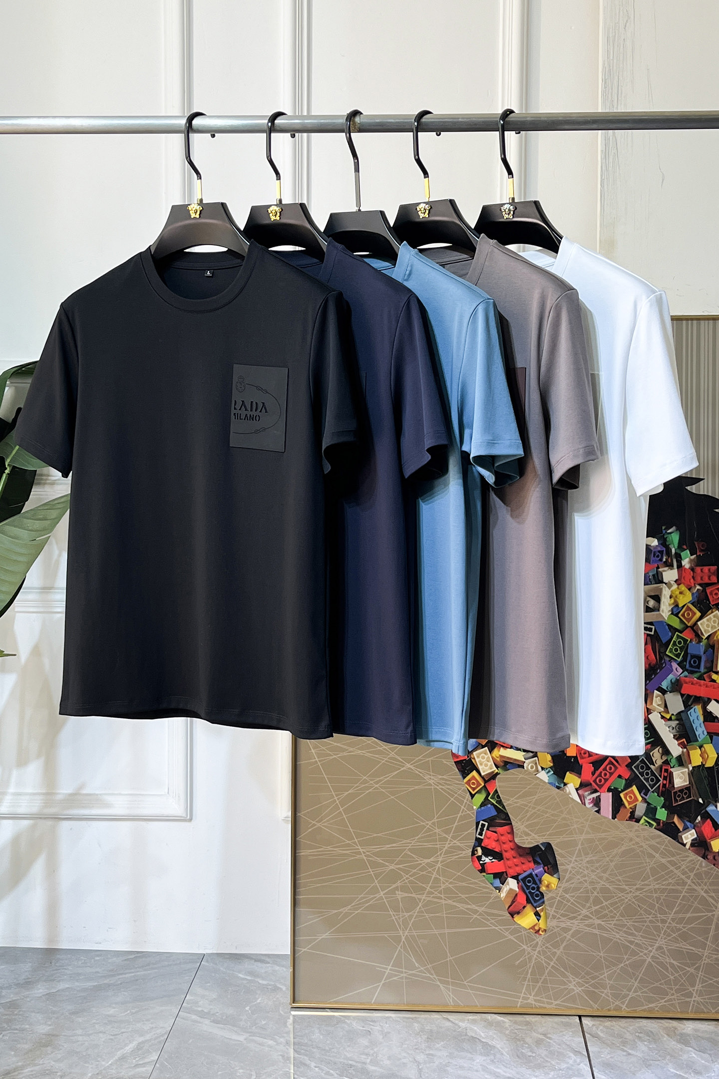 NO:746450,Prada - 2026ss Spring and Summer high-quality short-sleeved T-shirt for the Year of the Horse. Official website synchronization. High-end quality. Customized top-grade Xinjiang long-staple cotton fabric, 1:1 production by top manufacturers, fashionable brand heavy craftsmanship logo design, soft and delicate feel. Skin-friendly and comfortable to wear. Versatile and casual. The upper body is very good. Handsome. A must-have for trendy men. Size M-4XL. Can wear up to 200 pounds!  ,,prada,T-shirt,tees,t-shirt,19860909普拉达- 2026ss马年贺岁款春夏精品短袖T恤 官网同步 高端品质 定制顶级新疆长绒棉面料,顶级大厂1:1制作,时尚大牌重工艺logo设计,手感柔软细腻 穿着亲肤舒适 百搭休闲 上身非常赞 帅气 潮男必备品 尺码M-4XL 最大可穿200斤！,,prada,T-shirt,tees，t-shirt,,Men's clothing