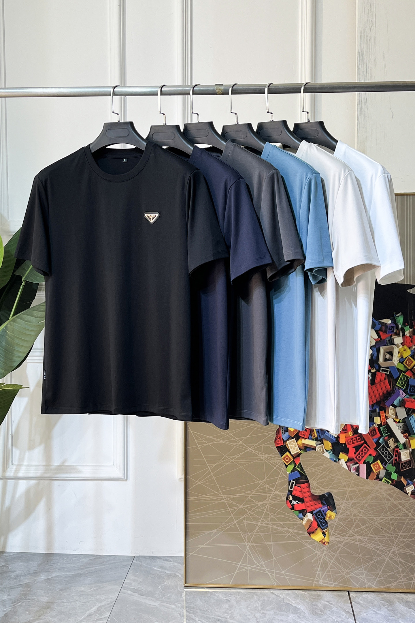 NO:733662,Prada - 2026ss Spring and Summer high-quality short-sleeved T-shirt for the Year of the Horse. Official website synchronization. High-end quality. Customized top-grade Xinjiang long-staple cotton fabric, 1:1 production by top manufacturers, fashionable brand heavy craftsmanship logo design, soft and delicate feel. Skin-friendly and comfortable to wear. Versatile and casual. The upper body is very good. Handsome. A must-have for trendy men. Size M-4XL. Can wear up to 200 pounds!  ,,prada,T-shirt,tees,t-shirt,19860909普拉达 - 2026ss马年贺岁款春夏精品短袖T恤 官网同步 高端品质 定制顶级新疆长绒棉面料,顶级大厂1:1制作,时尚大牌重工艺logo设计,手感柔软细腻 穿着亲肤舒适 百搭休闲 上身非常赞 帅气 潮男必备品 尺码M-4XL 最大可穿200斤！,,prada,T-shirt,tees，t-shirt,,Men's clothing