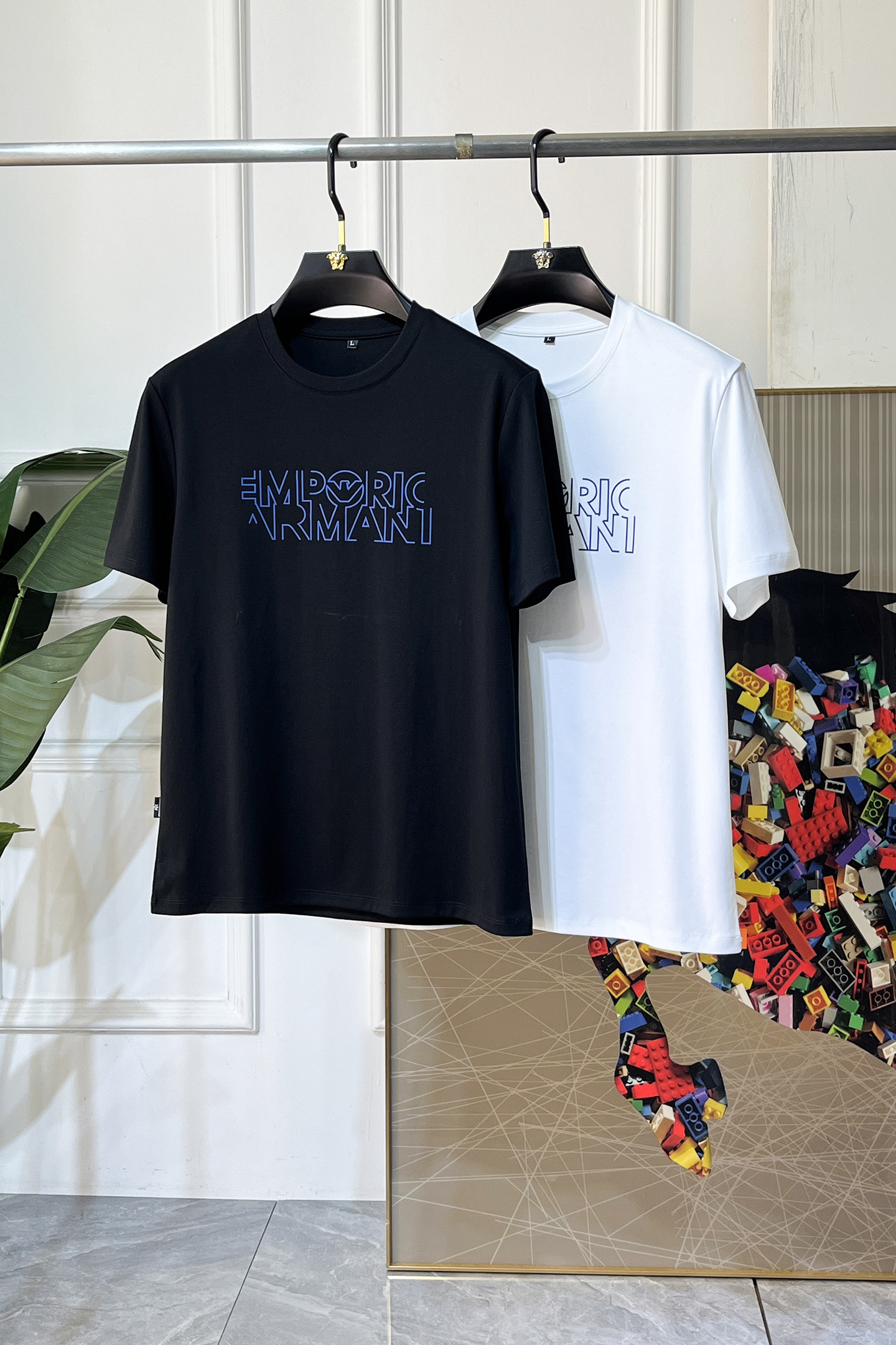 NO:936024,Armani - 2026ss Spring and Summer high-quality short-sleeved T-shirt for the Year of the Horse. Official website synchronization. High-end quality. Customized top-grade Xinjiang long-staple cotton fabric, 1:1 production by top manufacturers, fashionable brand heavy craftsmanship logo design, soft and delicate feel. Skin-friendly and comfortable to wear. Versatile and casual. The upper body is very good. Handsome. A must-have for trendy men. Size M-4XL. Can wear up to 200 pounds!  ,,armani,T-shirt,tees,t-shirt,19860909阿玛尼 - 2026ss马年贺岁款春夏精品短袖T恤 官网同步 高端品质 定制顶级新疆长绒棉面料,顶级大厂1:1制作,时尚大牌重工艺logo设计,手感柔软细腻 穿着亲肤舒适 百搭休闲 上身非常赞 帅气 潮男必备品 尺码M-4XL 最大可穿200斤！,,armani,T-shirt,tees，t-shirt,,Men's clothing
