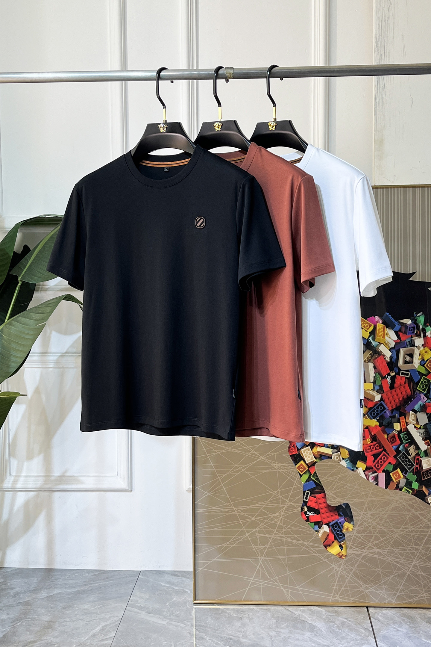 NO:774121,Zegna - 2026ss Spring and Summer high-quality short-sleeved T-shirt for the Year of the Horse, synchronized with the official website, high-end quality, customized top-grade Xinjiang long-staple cotton fabric, 1:1 production by top manufacturers, fashionable brand heavy craftsmanship logo design, soft and delicate feel, skin-friendly and comfortable to wear, versatile and casual, the upper body is very good, handsome, a must-have for trendy men, size M-4XL, can wear up to 200 pounds!  ,,zegna,T-shirt,tees,t-shirt,19860909杰尼娅 - 2026ss马年贺岁款春夏精品短袖T恤 官网同步 高端品质 定制顶级新疆长绒棉面料,顶级大厂1:1制作,时尚大牌重工艺logo设计,手感柔软细腻 穿着亲肤舒适 百搭休闲 上身非常赞 帅气 潮男必备品 尺码M-4XL 最大可穿200斤！,,zegna,T-shirt,tees，t-shirt,,Men's clothing