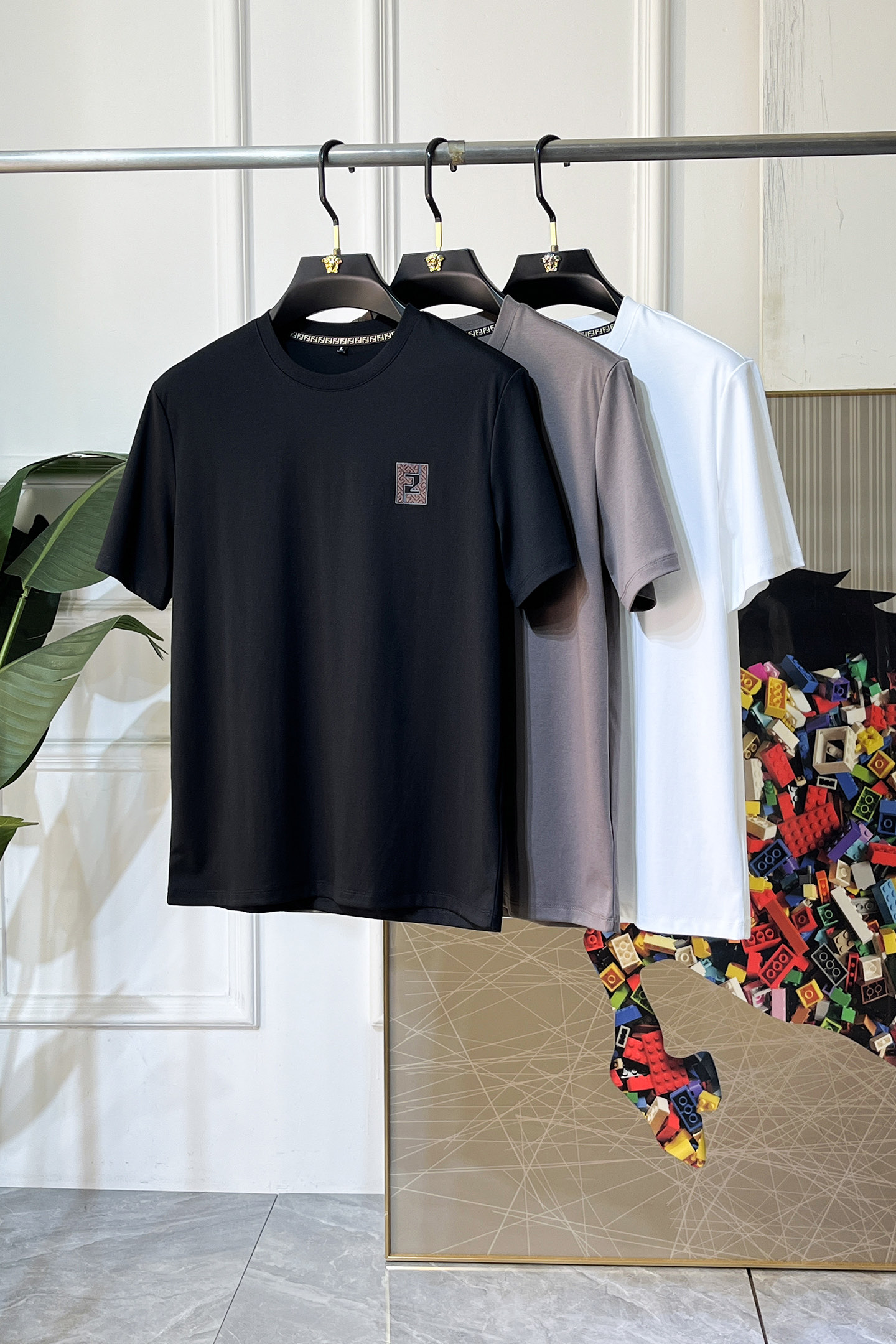 NO:733612,Fendi - 2026ss Year of the Horse spring and summer high-quality short-sleeved T-shirt. Official website synchronized. High-end quality. Customized top-grade Xinjiang long-staple cotton fabric, 1:1 production by top manufacturers, fashionable brand heavy craftsmanship logo design, soft and delicate feel. Skin-friendly and comfortable to wear. Versatile and casual. The upper body is very good. Handsome. A must-have for trendy men. Size M-4XL. Can wear up to 200 pounds!  ,,fendi,T-shirt,tees,t-shirt,19860909芬迪 - 2026ss马年贺岁款春夏精品短袖T恤 官网同步 高端品质 定制顶级新疆长绒棉面料,顶级大厂1:1制作,时尚大牌重工艺logo设计,手感柔软细腻 穿着亲肤舒适 百搭休闲 上身非常赞 帅气 潮男必备品 尺码M-4XL 最大可穿200斤！,,fendi,T-shirt,tees，t-shirt,,Men's clothing