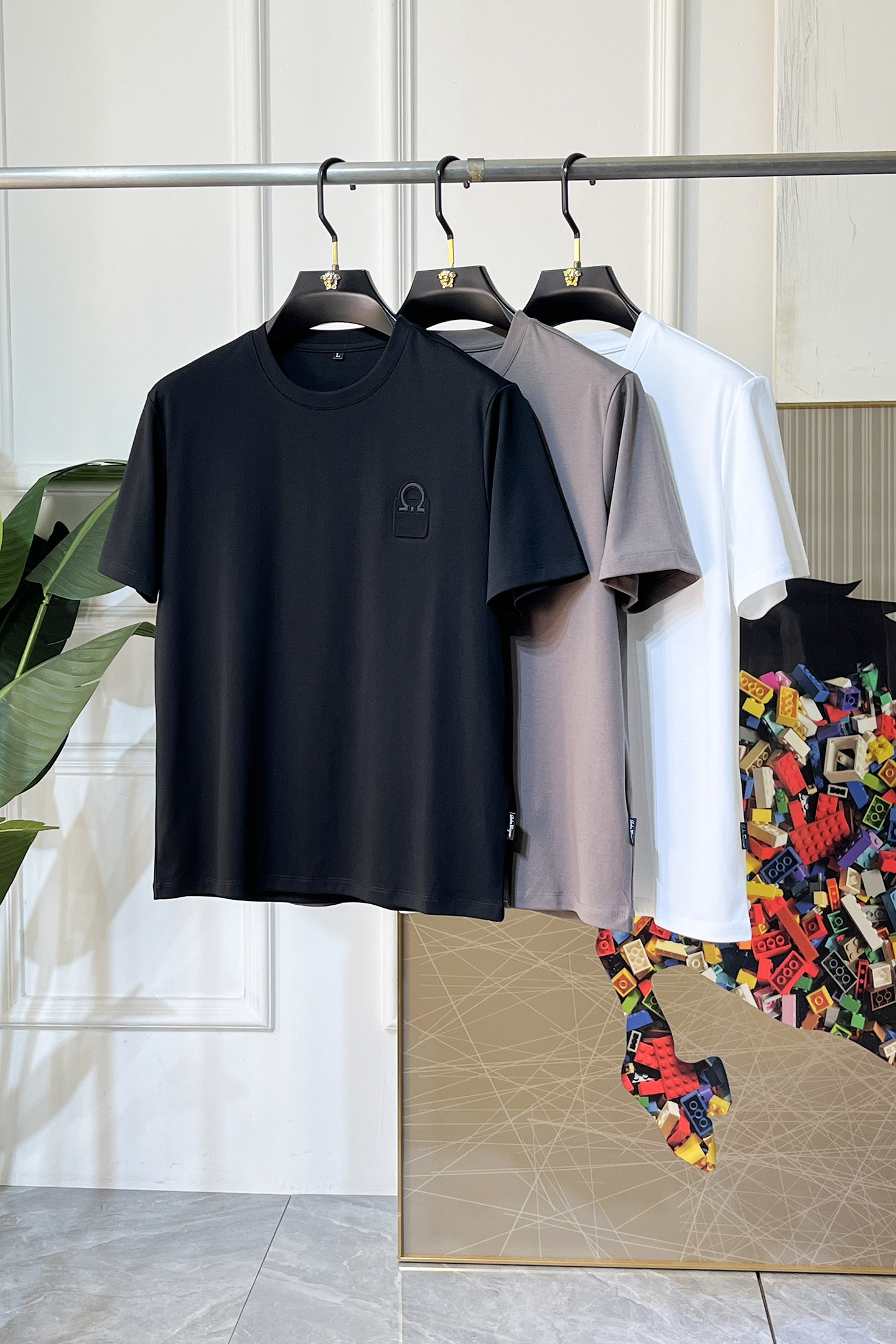 NO:733618,Ferragamo - 2026ss Year of the Horse Spring and Summer high-quality short-sleeved T-shirt. Official website synchronization. High-end quality. Customized top-grade Xinjiang long-staple cotton fabric, 1:1 production by top manufacturers, fashionable brand heavy craftsmanship logo design, soft and delicate feel. Skin-friendly and comfortable to wear. Versatile and casual. The upper body is very good. Handsome. A must-have for trendy men. Size M-4XL. Can wear up to 200 pounds!  ,,ferragamo,T-shirt,tees,t-shirt,19860909菲拉格慕 - 2026ss马年贺岁款春夏精品短袖T恤 官网同步 高端品质 定制顶级新疆长绒棉面料,顶级大厂1:1制作,时尚大牌重工艺logo设计,手感柔软细腻 穿着亲肤舒适 百搭休闲 上身非常赞 帅气 潮男必备品 尺码M-4XL 最大可穿200斤！,,ferragamo,T-shirt,tees，t-shirt,,Men's clothing