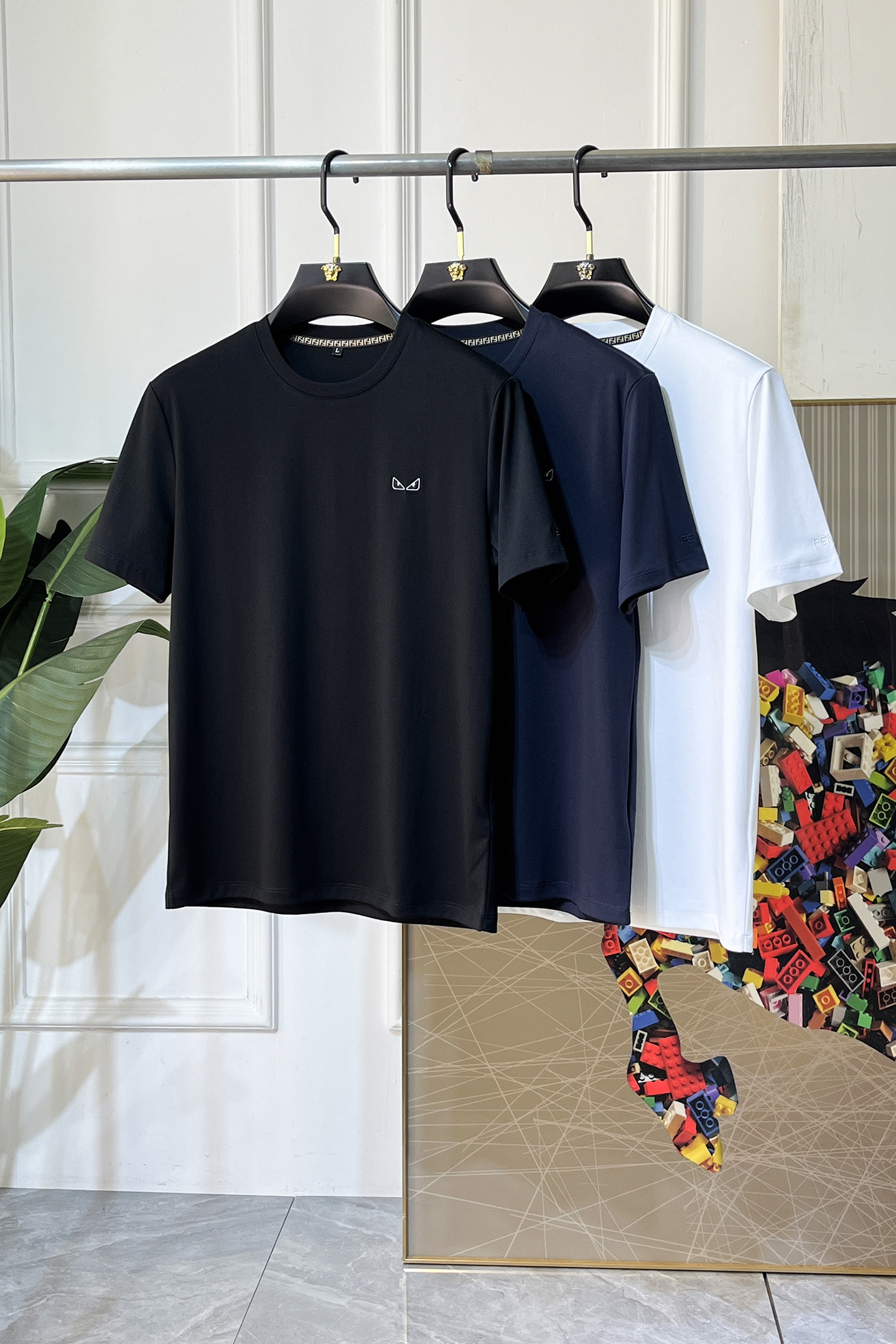 NO:774118,Fendi - 2026ss Spring and Summer high-quality short-sleeved T-shirt for the Year of the Horse. Official website synchronization. High-end quality. Customized top-grade Xinjiang long-staple cotton fabric, 1:1 production by top manufacturers, fashionable brand heavy craftsmanship logo design, soft and delicate feel. Skin-friendly and comfortable to wear. Versatile and casual. The upper body is very good. Handsome. A must-have for trendy men. Size M-4XL. Can wear up to 200 pounds!  ,,fendi,T-shirt,tees,t-shirt,19860909芬迪 - 2026ss马年贺岁款春夏精品短袖T恤 官网同步 高端品质 定制顶级新疆长绒棉面料,顶级大厂1:1制作,时尚大牌重工艺logo设计,手感柔软细腻 穿着亲肤舒适 百搭休闲 上身非常赞 帅气 潮男必备品 尺码M-4XL 最大可穿200斤！,,fendi,T-shirt,tees，t-shirt,,Men's clothing