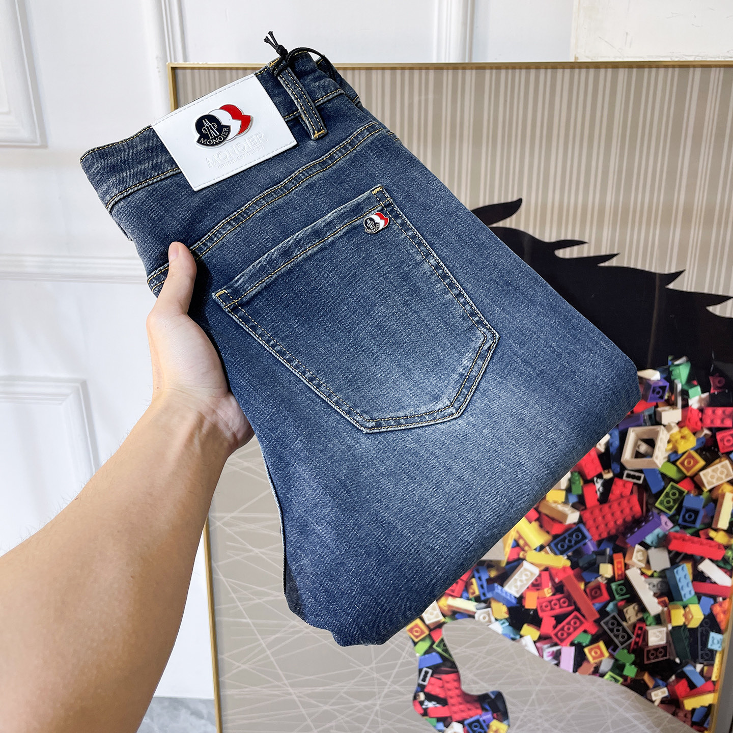 NO:733657,Mengkou - 2026ss Spring and Summer hot-selling jeans for the Year of the Horse. Made from the original 1:1 order, perfect for daily necessities, simple and stylish, custom imported denim fabric, heavy washing process, complex workmanship and exquisite craftsmanship. Easily cater to the needs of the four seasons, soft and elastic to the touch, smooth and neat, original accessories and hardware, comfortable upper body, very easy to wear and durable, size 29-36, Moncler, jeans,19860909蒙口 - 2026ss马年春夏大爆款牛仔裤.原单1:1制作,日常必备的完美之选,简单大气亦时尚有型,定制进口丹宁面料 ,重工洗水工艺,做工复杂工艺精湛.轻松迎合四季需要,手感柔软带弹力,流畅利落,原版辅料五金,上身舒适非常易搭耐看码数29-36,,Moncler,jeans,,Men's clothing