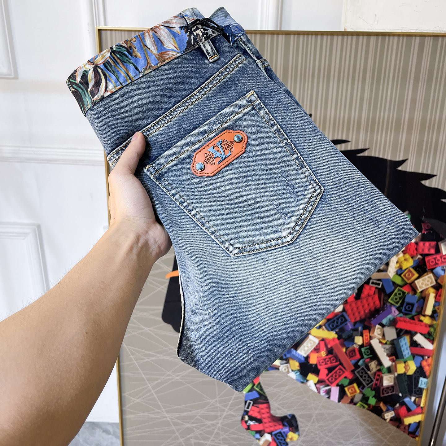 NO:733652,LV - 2026ss hot spring and summer jeans for the Year of the Horse. Made from original 1:1, perfect for daily use, simple and stylish, custom imported denim fabric, heavy washing process, complex workmanship and exquisite craftsmanship. Easily cater to the needs of the four seasons, soft and elastic to the touch, smooth and neat, original accessories and hardware, comfortable upper body, very easy to wear and durable, size 29-36,, louis vuitton, jeans,19860909LV - 2026ss马年春夏大爆款牛仔裤.原单1:1制作,日常必备的完美之选,简单大气亦时尚有型,定制进口丹宁面料 ,重工洗水工艺,做工复杂工艺精湛.轻松迎合四季需要,手感柔软带弹力,流畅利落,原版辅料五金,上身舒适非常易搭耐看码数29-36,,louis vuitton,jeans,,Men's clothing