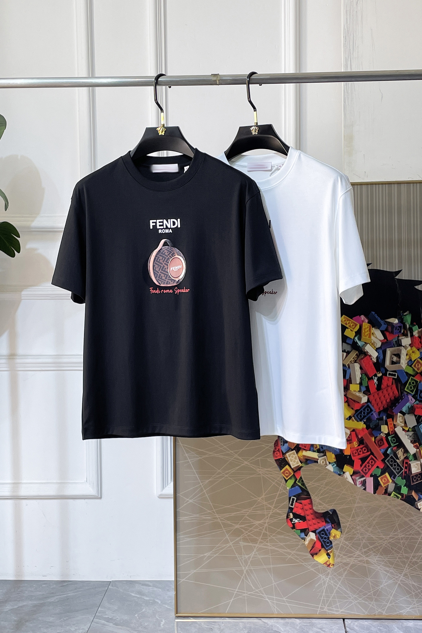 NO:733630,Fendi - 2026 Year of the Horse spring and summer new men's wide-edition short-sleeved T-shirt, urban casual style, a highly designed item, top-grade foreign merchants provide customized cotton fabrics, extremely comfortable and breathable, positive skin-friendly, subverting the comfort experience brought by traditional fabrics, exquisite craftsmanship and accessories. The brand LOGO pattern on the chest is made with unique craftsmanship, with a strong style. Original tailoring, meticulous detail processing to better highlight its quality. Color black white  Loose sizes M-3XL, can fit up to 210 pounds!  ,,fendi,T-shirt,tees,t-shirt,19860909芬迪 - 2026马年春夏新款男士阔版短袖T恤,都市休闲风格,极具设计感的一款单品,顶级外商客供定制棉面料,上手极微舒适透气,亲肤性积极,颠覆传统面料所带来的舒适体验,工艺辅料考究.胸前品牌LOGO图案以独特工艺制作而成,风格性极强.原版剪裁,一丝不苟细节处理更佳彰显其品质.颜色黑色 白色 宽松尺码M-3XL 最大可穿210斤！,,fendi,T-shirt,tees，t-shirt,,Men's clothing