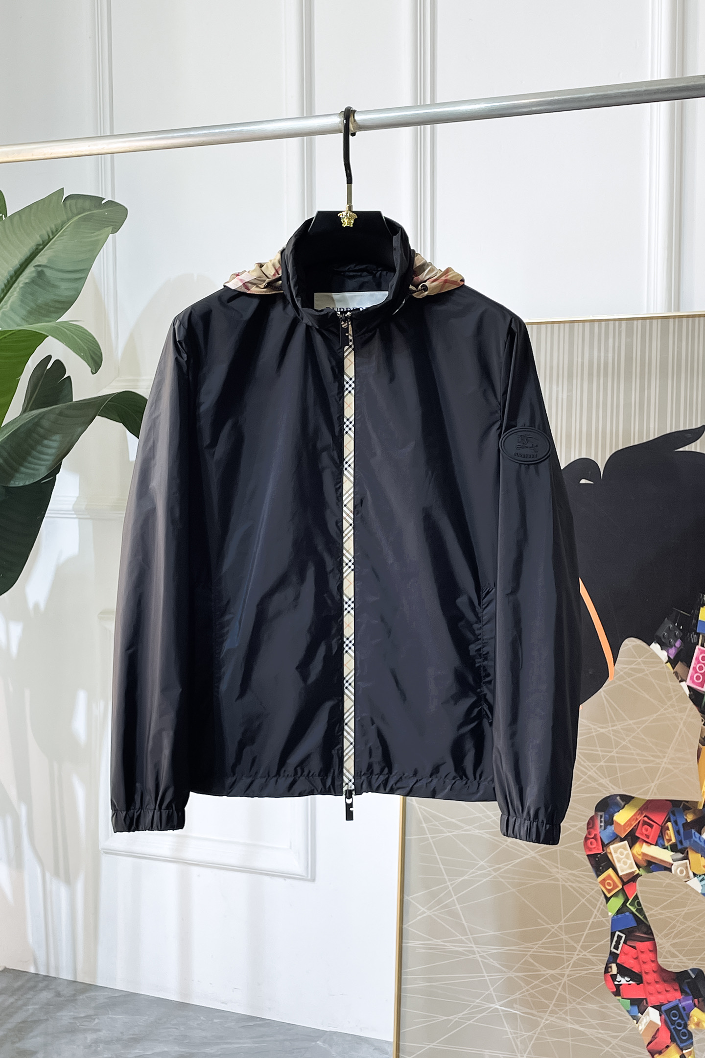 NO:733690,High version!  Burberry - 2026ss Year of the Horse Spring Jacket, customized with high-quality polyester fiber fabric!  Logo design with top fashion big-name elements, complete with three standards!  Original hardware accessories, smooth lines, exquisite craftsmanship, awesome upper body shape, comfortable fabrics, windproof and warm, it is very fashionable, handsome and a must-have for casual and fashionable men with any combination!  Sizes M-3XL can fit up to 190 pounds!  ,,burberry,jackets & coats,jackets & coats,19860909高版本！巴宝莉 - 2026ss马年贺岁款春装夹克外套,定制高品质聚酯纤维面料！顶级时尚大牌元素logo设计,三标齐全！原版五金辅料,线条流畅,工艺精致,上身版型超赞,面料舒适,挡风保暖,随意搭配都非常时尚帅气休闲时尚男仕必备款哦！尺码M-3XL 最大穿190斤！,,burberry,jackets & coats,jackets & coats,,Men's clothing