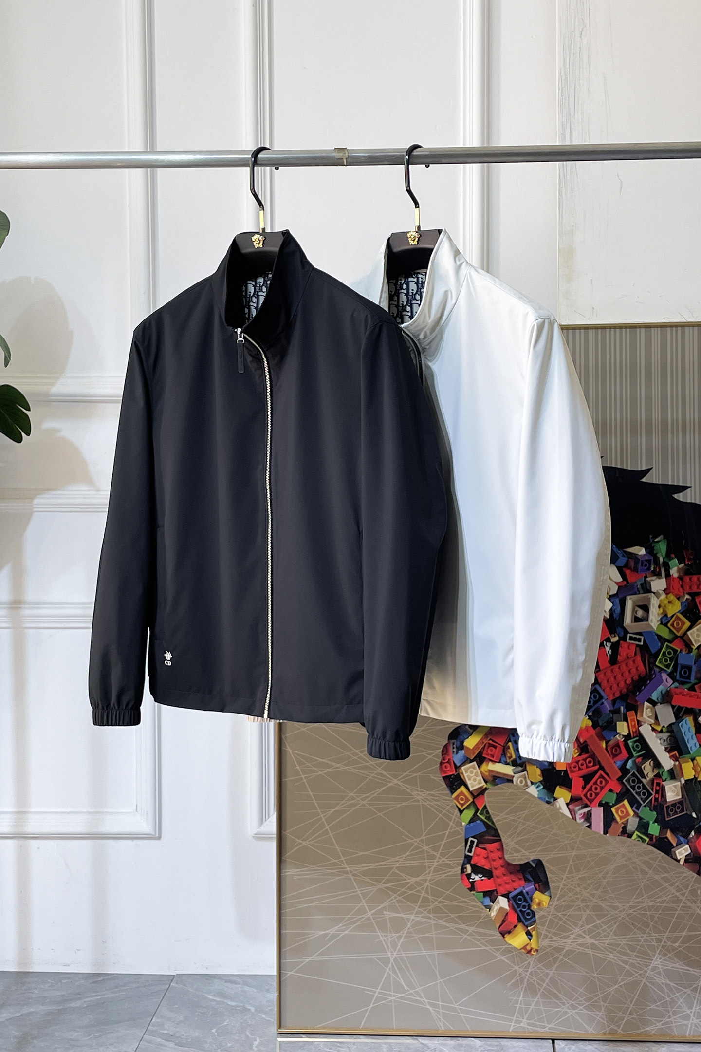 NO:733687,High version!  Dior - 2026ss Year of the Horse Spring Jacket, customized with high-quality polyester fiber fabric!  Logo design with top fashion big-name elements, complete with three standards!  Original hardware accessories, smooth lines, exquisite craftsmanship, awesome upper body shape, comfortable fabrics, windproof and warm, it is very fashionable, handsome and a must-have for casual and fashionable men with any combination!  Sizes M-3XL can fit up to 190 pounds!  ,,dior,jackets & coats,jackets & coats,19860909高版本！迪奥 - 2026ss马年贺岁款春装夹克外套,定制高品质聚酯纤维面料！顶级时尚大牌元素logo设计,三标齐全！原版五金辅料,线条流畅,工艺精致,上身版型超赞,面料舒适,挡风保暖,随意搭配都非常时尚帅气休闲时尚男仕必备款哦！尺码M-3XL 最大穿190斤！,,dior,jackets & coats,jackets & coats,,Men's clothing