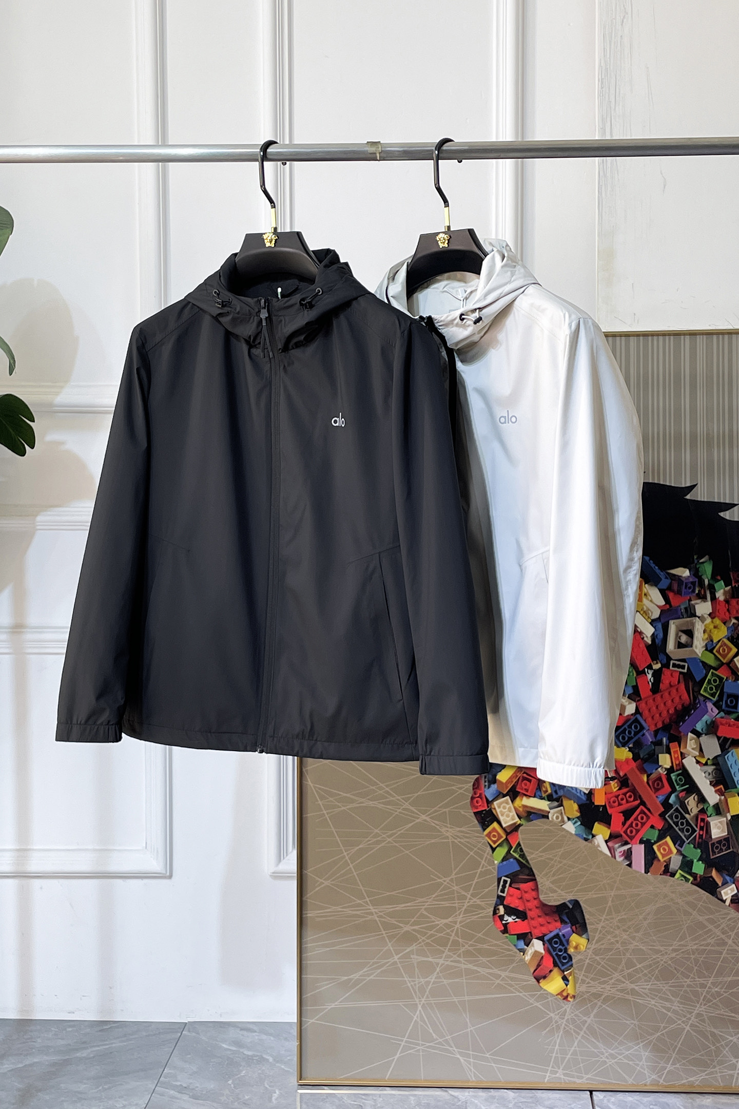 NO:733676,High version!  alo - 2026ss Year of the Horse Spring Jacket, customized with high-quality polyester fiber fabric!  Logo design with top fashion big-name elements, complete with three standards!  Original hardware accessories, smooth lines, exquisite craftsmanship, awesome upper body shape, comfortable fabrics, windproof and warm, it is very fashionable, handsome and a must-have for casual and fashionable men with any combination!  Sizes M-3XL can fit up to 190 pounds!  ,,jackets & coats,jackets & coats,19860909高版本！alo - 2026ss马年贺岁款春装夹克外套,定制高品质聚酯纤维面料！顶级时尚大牌元素logo设计,三标齐全！原版五金辅料,线条流畅,工艺精致,上身版型超赞,面料舒适,挡风保暖,随意搭配都非常时尚帅气休闲时尚男仕必备款哦！尺码M-3XL 最大穿190斤！,,jackets & coats,jackets & coats,,Men's clothing