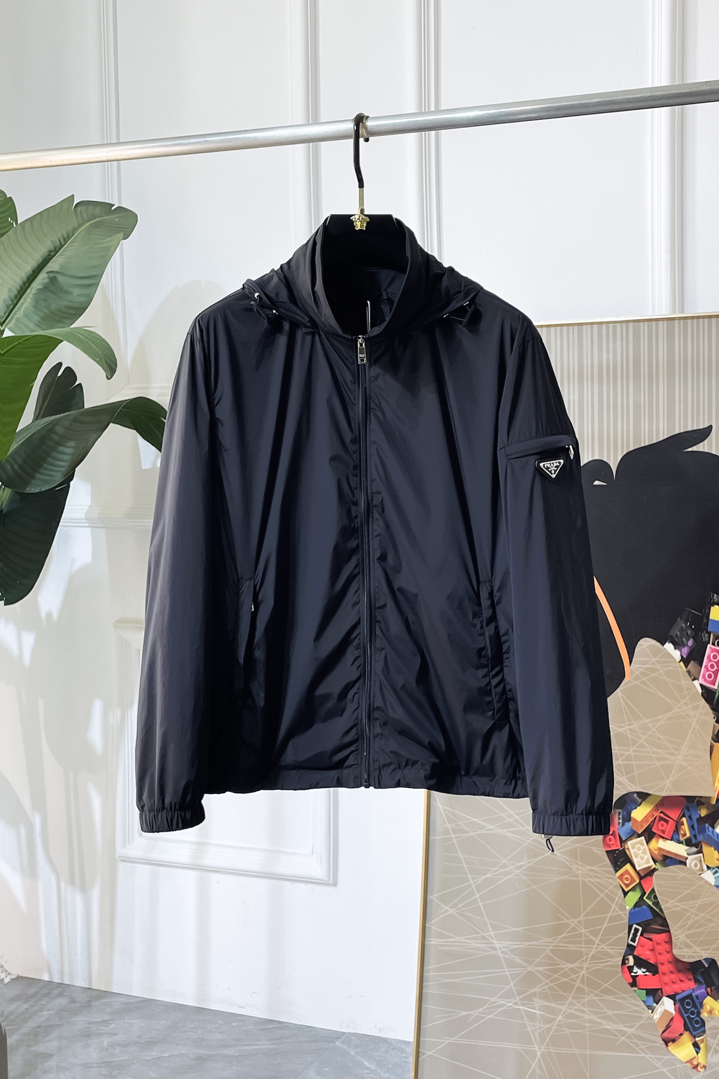 NO:746460,Prada - 2026ss Year of the Horse Spring Jacket, customized with high-quality polyester fiber fabric!  Logo design with top fashion big-name elements, complete with three standards!  Original hardware accessories, smooth lines, exquisite craftsmanship, awesome upper body shape, comfortable fabrics, windproof and warm, it is very fashionable, handsome and a must-have for casual and fashionable men with any combination!  Sizes M-3XL can fit up to 190 pounds!  ,,prada,jackets & coats,jackets & coats,19860909普拉达 - 2026ss马年贺岁款春装夹克外套,定制高品质聚酯纤维面料！顶级时尚大牌元素logo设计,三标齐全！原版五金辅料,线条流畅,工艺精致,上身版型超赞,面料舒适,挡风保暖,随意搭配都非常时尚帅气休闲时尚男仕必备款哦！尺码M-3XL 最大穿190斤！,,prada,jackets & coats,jackets & coats,,Men's clothing