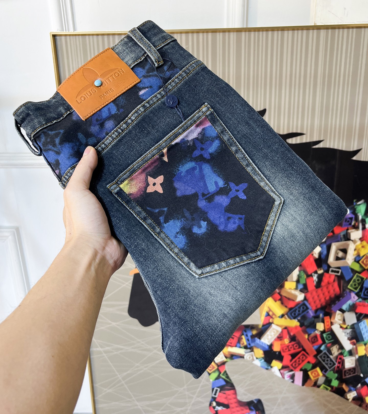 NO:744857,LV - 2026ss hot spring and summer jeans for the Year of the Horse. Original 1:1 production, a perfect choice for daily necessities, simple and elegant, fashionable and stylish, customized imported denim fabric, heavy washing process, complex workmanship and exquisite craftsmanship. Easily cater to the needs of the four seasons, soft and elastic to the touch, smooth and neat, original accessories and hardware, comfortable upper body, very easy to wear and durable, size 29-38,, louis vuitton, jeans,19860909LV - 2026ss马年春夏大爆款牛仔裤.原单1:1制作,日常必备的完美之选,简单大气亦时尚有型,定制进口丹宁面料 ,重工洗水工艺,做工复杂工艺精湛.轻松迎合四季需要,手感柔软带弹力,流畅利落,原版辅料五金,上身舒适非常易搭耐看码数29-38,,louis vuitton,jeans,,Men's clothing