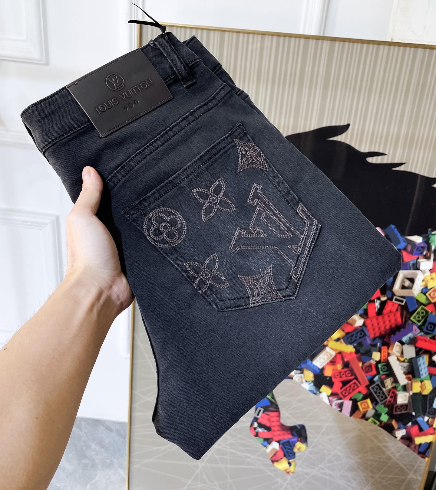 NO:744864,LV - 2026ss hot spring and summer jeans for the Year of the Horse. Made from original 1:1, perfect for daily use, simple and stylish, custom imported denim fabric, heavy washing process, complex workmanship and exquisite craftsmanship. Easily cater to the needs of the four seasons, soft and elastic to the touch, smooth and neat, original accessories and hardware, comfortable upper body, very easy to wear and durable, size 29-36,, louis vuitton, jeans,19860909LV - 2026ss马年春夏大爆款牛仔裤.原单1:1制作,日常必备的完美之选,简单大气亦时尚有型,定制进口丹宁面料 ,重工洗水工艺,做工复杂工艺精湛.轻松迎合四季需要,手感柔软带弹力,流畅利落,原版辅料五金,上身舒适非常易搭耐看码数29-36,,louis vuitton,jeans,,Men's clothing