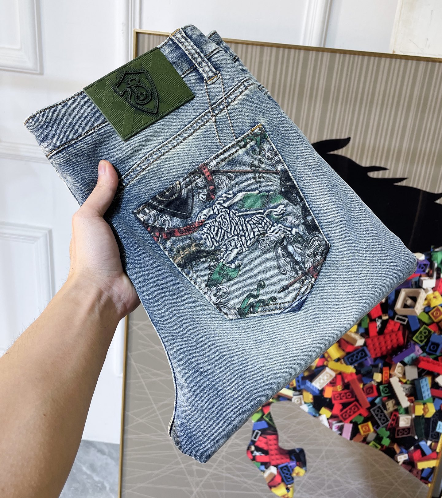 NO:760719,Burberry - 2026ss hot spring and summer jeans for the Year of the Horse. Original 1:1 production, a perfect choice for daily essentials, simple and elegant, fashionable and stylish, customized imported denim fabric, heavy washing process, complex workmanship and exquisite craftsmanship. Easily cater to the needs of the four seasons, soft and elastic to the touch, smooth and neat, original accessories and hardware, comfortable upper body, very easy to wear and durable, size 29-36,, burberry, jeans,19860909巴宝莉 - 2026ss马年春夏大爆款牛仔裤.原单1:1制作,日常必备的完美之选,简单大气亦时尚有型,定制进口丹宁面料 ,重工洗水工艺,做工复杂工艺精湛.轻松迎合四季需要,手感柔软带弹力,流畅利落,原版辅料五金,上身舒适非常易搭耐看码数29-36,,burberry,jeans,,Men's clothing