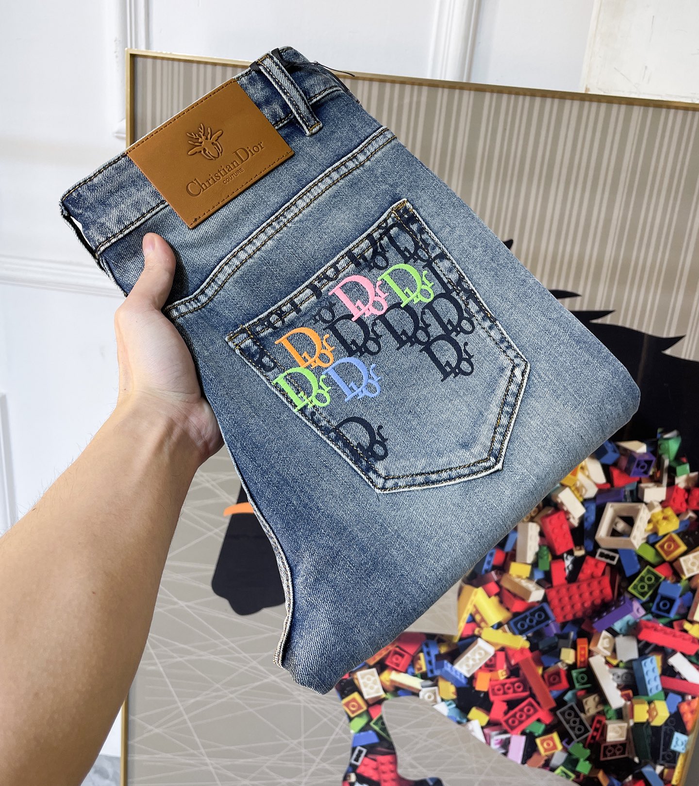 NO:744870,Dior - 2026ss hot spring and summer jeans for the Year of the Horse. Made from original 1:1, perfect for daily essentials, simple and stylish, custom imported denim fabric, heavy washing process, complex workmanship and exquisite craftsmanship. Easily cater to the needs of the four seasons, soft and elastic to the touch, smooth and neat, original accessories and hardware, comfortable upper body, very easy to wear and durable, size 29-36,, dior, jeans,19860909迪奥 - 2026ss马年春夏大爆款牛仔裤.原单1:1制作,日常必备的完美之选,简单大气亦时尚有型,定制进口丹宁面料 ,重工洗水工艺,做工复杂工艺精湛.轻松迎合四季需要,手感柔软带弹力,流畅利落,原版辅料五金,上身舒适非常易搭耐看码数29-36,,dior,jeans,,Men's clothing