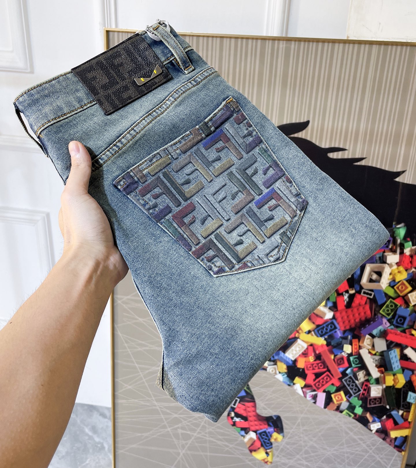 NO:744888,Fendi - 2026ss hot spring and summer jeans for the Year of the Horse. Original 1:1 production, the perfect choice for daily essentials, simple and elegant, fashionable and stylish, customized imported denim fabric, heavy washing process, complex workmanship and exquisite craftsmanship. Easily cater to the needs of the four seasons, soft and elastic to the touch, smooth and neat, original accessories and hardware, comfortable upper body, very easy to wear and durable, size 29-36,,fendi,jeans,19860909芬迪 - 2026ss马年春夏大爆款牛仔裤.原单1:1制作,日常必备的完美之选,简单大气亦时尚有型,定制进口丹宁面料 ,重工洗水工艺,做工复杂工艺精湛.轻松迎合四季需要,手感柔软带弹力,流畅利落,原版辅料五金,上身舒适非常易搭耐看码数29-36,,fendi,jeans,,Men's clothing