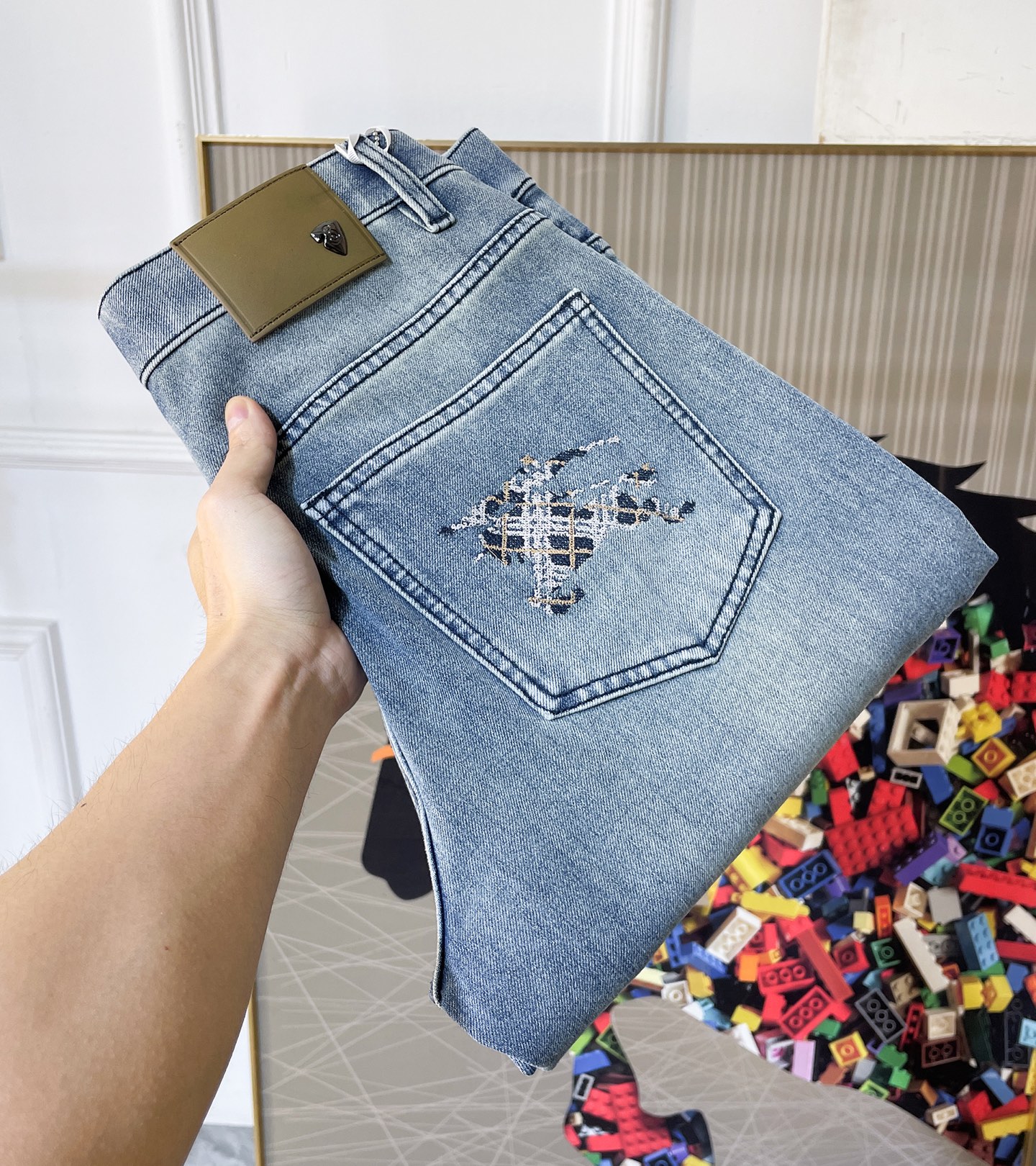 NO:744876,Burberry - 2026ss hot spring and summer jeans for the Year of the Horse. Original 1:1 production, a perfect choice for daily essentials, simple and elegant, fashionable and stylish, customized imported denim fabric, heavy washing process, complex workmanship and exquisite craftsmanship. Easily cater to the needs of the four seasons, soft and elastic to the touch, smooth and neat, original accessories and hardware, comfortable upper body, very easy to wear and durable, size 29-36,, burberry, jeans,19860909巴宝莉 - 2026ss马年春夏大爆款牛仔裤.原单1:1制作,日常必备的完美之选,简单大气亦时尚有型,定制进口丹宁面料 ,重工洗水工艺,做工复杂工艺精湛.轻松迎合四季需要,手感柔软带弹力,流畅利落,原版辅料五金,上身舒适非常易搭耐看码数29-36,,burberry,jeans,,Men's clothing