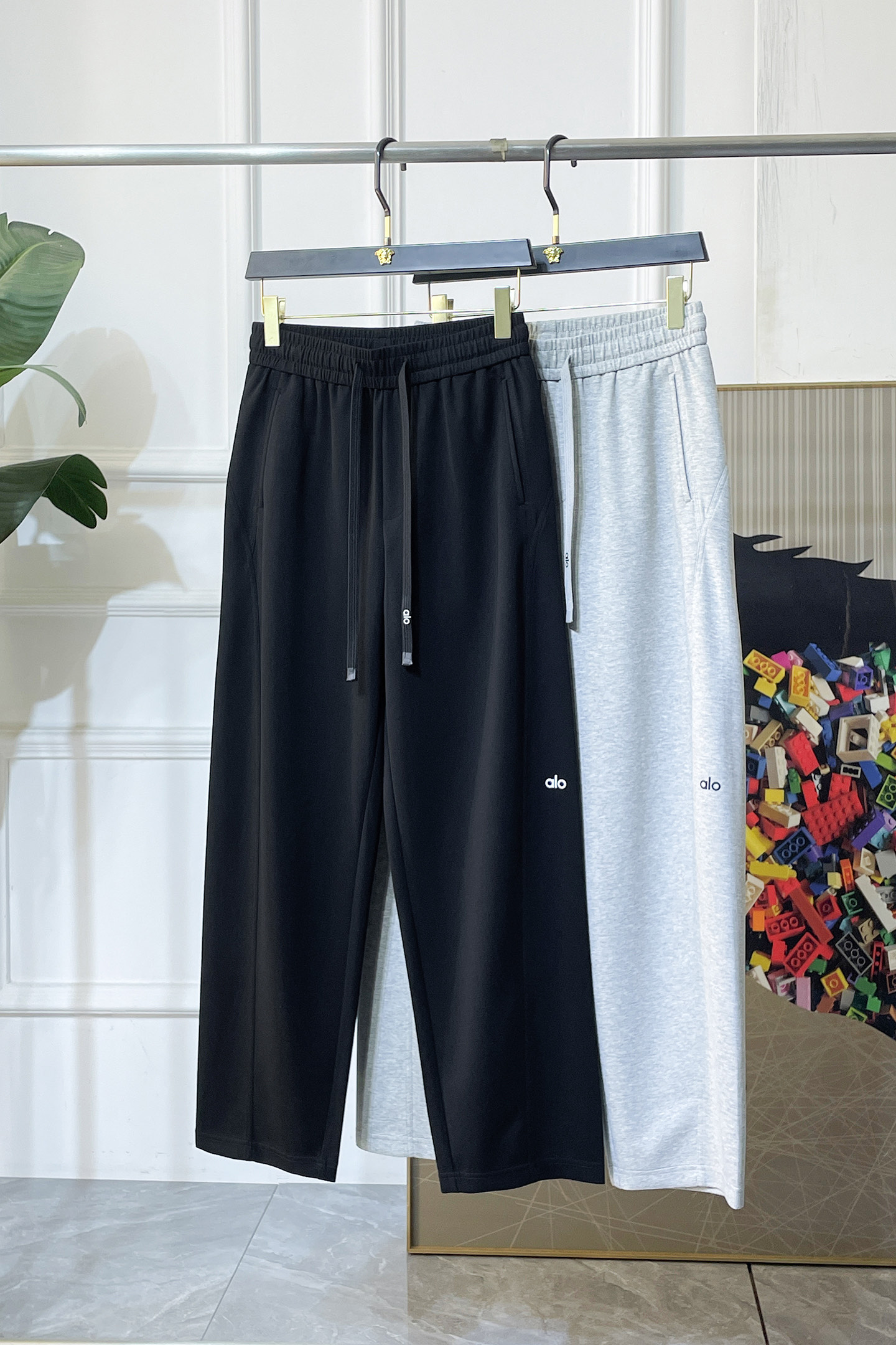 NO:744906,alo - 2026 ss Year of the Horse spring and summer counters simultaneously popular wide-leg casual pants. This season's must-have versatile style, the upper body is extremely outstanding, super versatile style, 1:1 replica of the original version, complete with three labels!  The counter is designed with the latest fashion elements, imported custom-woven high-quality European cotton fabrics, with super good styles, a must-have for casual fashion!  Highly recommended size M-3XL,,19860909alo - 2026ss马年春夏专柜同步大爆款宽腿休闲裤,本季必入百搭款式,上身极为出挑,超级百搭款 ,原版1:1复刻,三标齐全！专柜最新时尚元素设计,进口定织高品质欧棉面料,版型超好,休闲时尚必备！强烈推荐款 尺码 M-3XL,,,Men's clothing