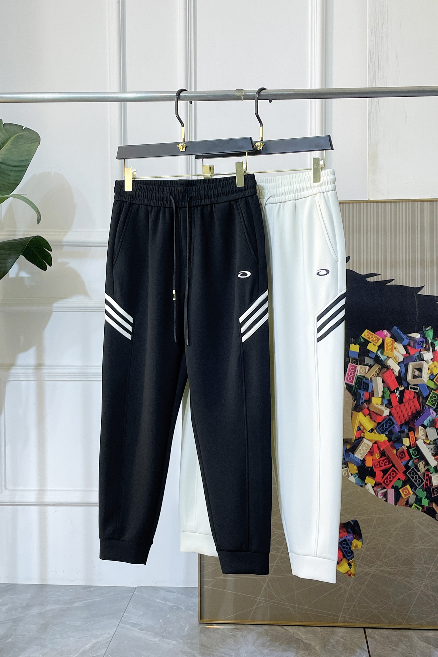 NO:744902,Balenciaga - 2026ss Spring and Summer Year of the Horse casual pants are a hot trend at the counters. This season's must-have versatile style, the upper body is extremely outstanding, super versatile style, 1:1 replica of the original version, complete with three labels!  The counter is designed with the latest fashion elements, imported custom-woven high-quality European cotton fabrics, with super good styles, a must-have for casual fashion!  Highly recommended, sizes 29-36, balenciaga,19860909巴黎世家 - 2026ss马年春夏专柜同步大爆款休闲裤,本季必入百搭款式,上身极为出挑,超级百搭款 ,原版1:1复刻,三标齐全！专柜最新时尚元素设计,进口定织高品质欧棉面料,版型超好,休闲时尚必备！强烈推荐款 尺码 29-36,,balenciaga,,Men's clothing