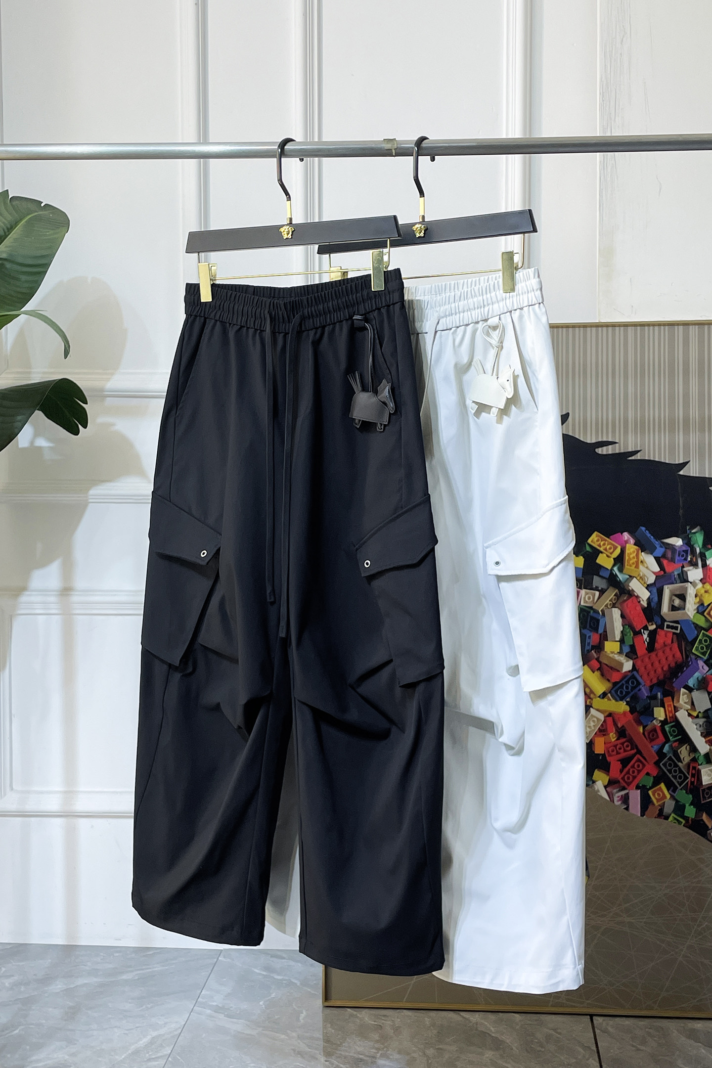 NO:744896,Hermès - 2026ss Year of the Horse spring and summer counters simultaneously popular wide-leg casual pants. This season's must-have versatile style, the upper body is extremely outstanding, super versatile style, 1:1 replica of the original version, complete with three labels!  The counter is designed with the latest fashion elements, imported custom-woven high-quality European cotton fabrics, with super good styles, a must-have for casual fashion!  Highly recommended size M-3XL, hermes,19860909爱玛仕 - 2026ss马年春夏专柜同步大爆款宽腿休闲裤,本季必入百搭款式,上身极为出挑,超级百搭款 ,原版1:1复刻,三标齐全！专柜最新时尚元素设计,进口定织高品质欧棉面料,版型超好,休闲时尚必备！强烈推荐款 尺码 M-3XL,,hermes,,Men's clothing