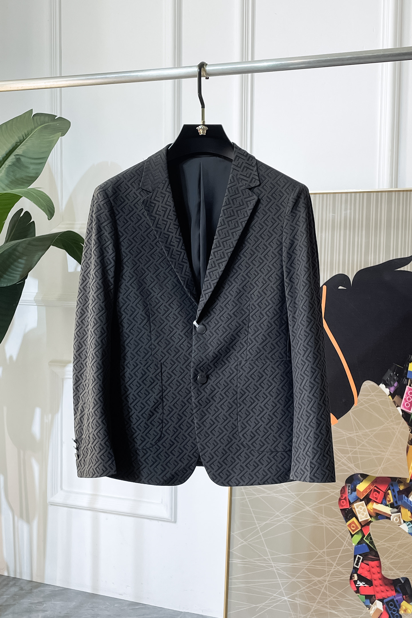 NO:744949,Fendi - 2026ss spring popular casual suit jacket. The most fashionable and simple design, decent and casual, highlighting the exquisiteness. Fabric: This technologically customized polyester fabric is not a traditional design and looks more youthful and fashionable. The details are very particular. The upper body effect is a regular style but the tailoring is very special. The effect is not loose or slim. It is moderate. No matter whether you are fat or thin, there are different styles. Sizes 48-56, fendi, jackets & coats, business suit,19860909芬迪- 2026ss春装大爆款休闲西装外套 最为时尚简约设计,大气得体,随意中凸显精致.面料 此款科技定制聚酯纤维面料, 不是传统的设计 更加显得年轻时尚 细节 非常讲究 上身效果属于常规款但是剪裁非常特别 效果并不是宽松 也不是修身 属于适中 无论胖瘦穿上身 都有不同的风格尺码48-56,,fendi,jackets & coats,business suit,,Men's clothing