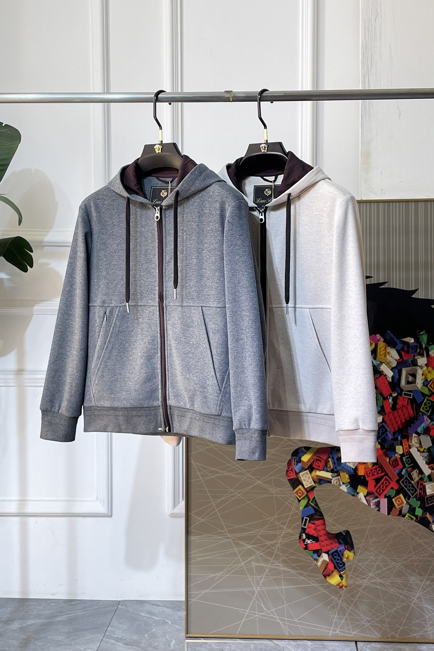 NO:757838,LP Nuoyo - 2026ss Year of the Horse Spring Jacket, customized with high-quality polyester fiber fabric!  Logo design with top fashion big-name elements, complete with three standards!  Original hardware accessories, smooth lines, exquisite craftsmanship, awesome upper body shape, comfortable fabrics, windproof and warm, it is very fashionable, handsome and a must-have for casual and fashionable men with any combination!  Sizes M-3XL can fit up to 190 pounds!  ,,loro piana,jackets & coats,jackets & coats,19860909LP诺悠 - 2026ss马年贺岁款春装夹克外套,定制高品质聚酯纤维面料！顶级时尚大牌元素logo设计,三标齐全！原版五金辅料,线条流畅,工艺精致,上身版型超赞,面料舒适,挡风保暖,随意搭配都非常时尚帅气休闲时尚男仕必备款哦！尺码M-3XL 最大穿190斤！,,loro piana,jackets & coats,jackets & coats,,Men's clothing