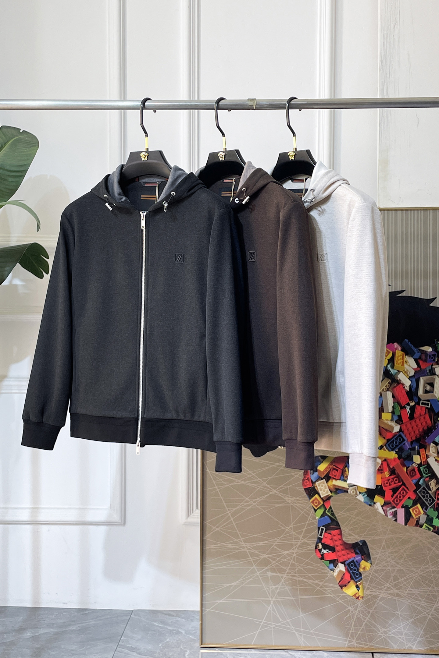 NO:757845,Zegna - 2026ss Year of the Horse Spring Jacket, customized with high-quality polyester fiber fabric!  Logo design with top fashion big-name elements, complete with three standards!  Original hardware accessories, smooth lines, exquisite craftsmanship, awesome upper body shape, comfortable fabrics, windproof and warm, it is very fashionable, handsome and a must-have for casual and fashionable men with any combination!  Sizes M-3XL can fit up to 190 pounds!  ,,zegna,jackets & coats,jackets & coats,19860909杰尼娅 - 2026ss马年贺岁款春装夹克外套,定制高品质聚酯纤维面料！顶级时尚大牌元素logo设计,三标齐全！原版五金辅料,线条流畅,工艺精致,上身版型超赞,面料舒适,挡风保暖,随意搭配都非常时尚帅气休闲时尚男仕必备款哦！尺码M-3XL 最大穿190斤！,,zegna,jackets & coats,jackets & coats,,Men's clothing