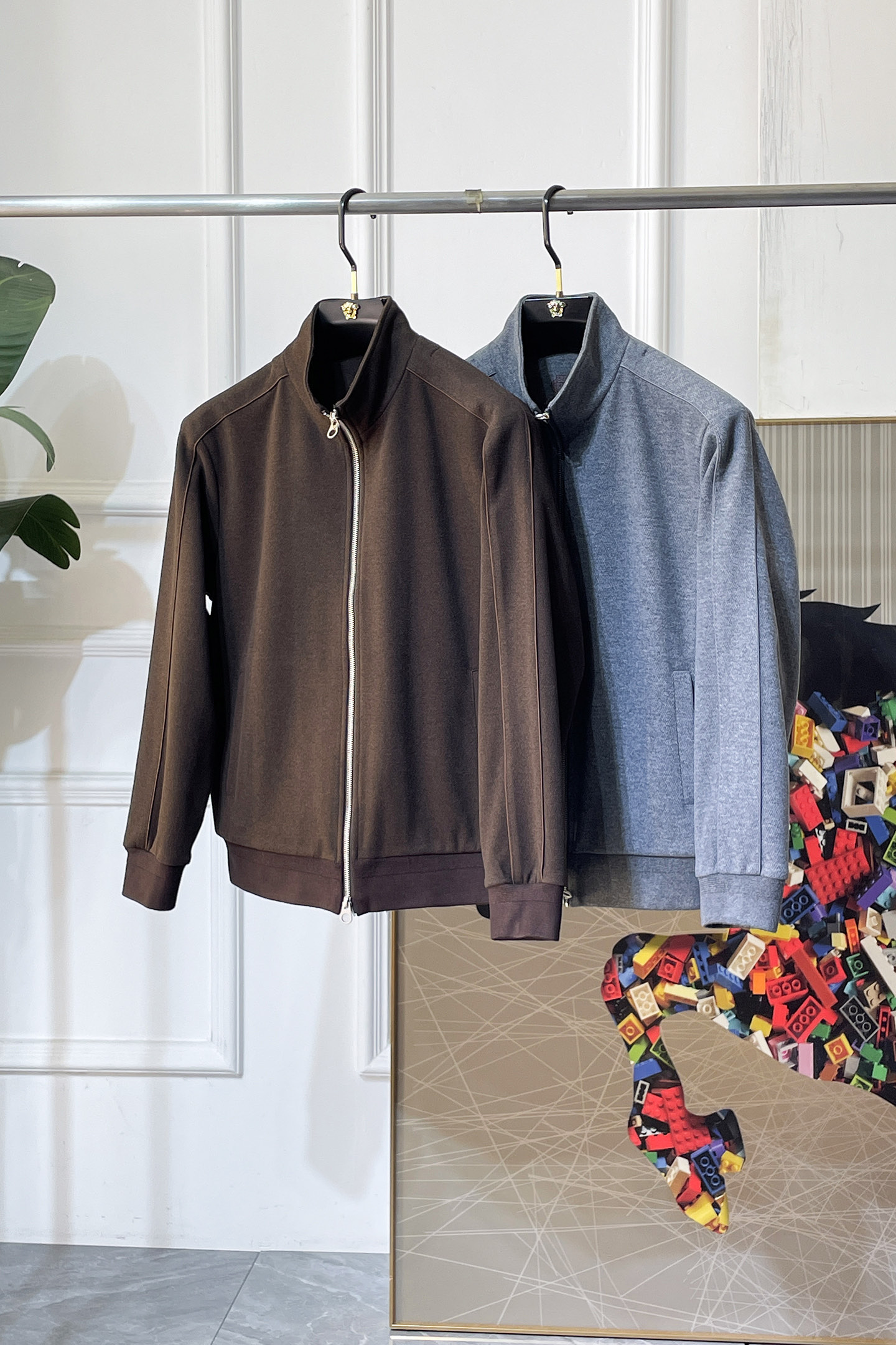 NO:757860,LP Nuoyo - 2026ss Year of the Horse Spring Jacket, customized with high-quality polyester fiber fabric!  Logo design with top fashion big-name elements, complete with three standards!  Original hardware accessories, smooth lines, exquisite craftsmanship, awesome upper body shape, comfortable fabrics, windproof and warm, it is very fashionable, handsome and a must-have for casual and fashionable men with any combination!  Sizes M-3XL can fit up to 190 pounds!  ,,loro piana,jackets & coats,jackets & coats,19860909LP诺悠 - 2026ss马年贺岁款春装夹克外套,定制高品质聚酯纤维面料！顶级时尚大牌元素logo设计,三标齐全！原版五金辅料,线条流畅,工艺精致,上身版型超赞,面料舒适,挡风保暖,随意搭配都非常时尚帅气休闲时尚男仕必备款哦！尺码M-3XL 最大穿190斤！,,loro piana,jackets & coats,jackets & coats,,Men's clothing